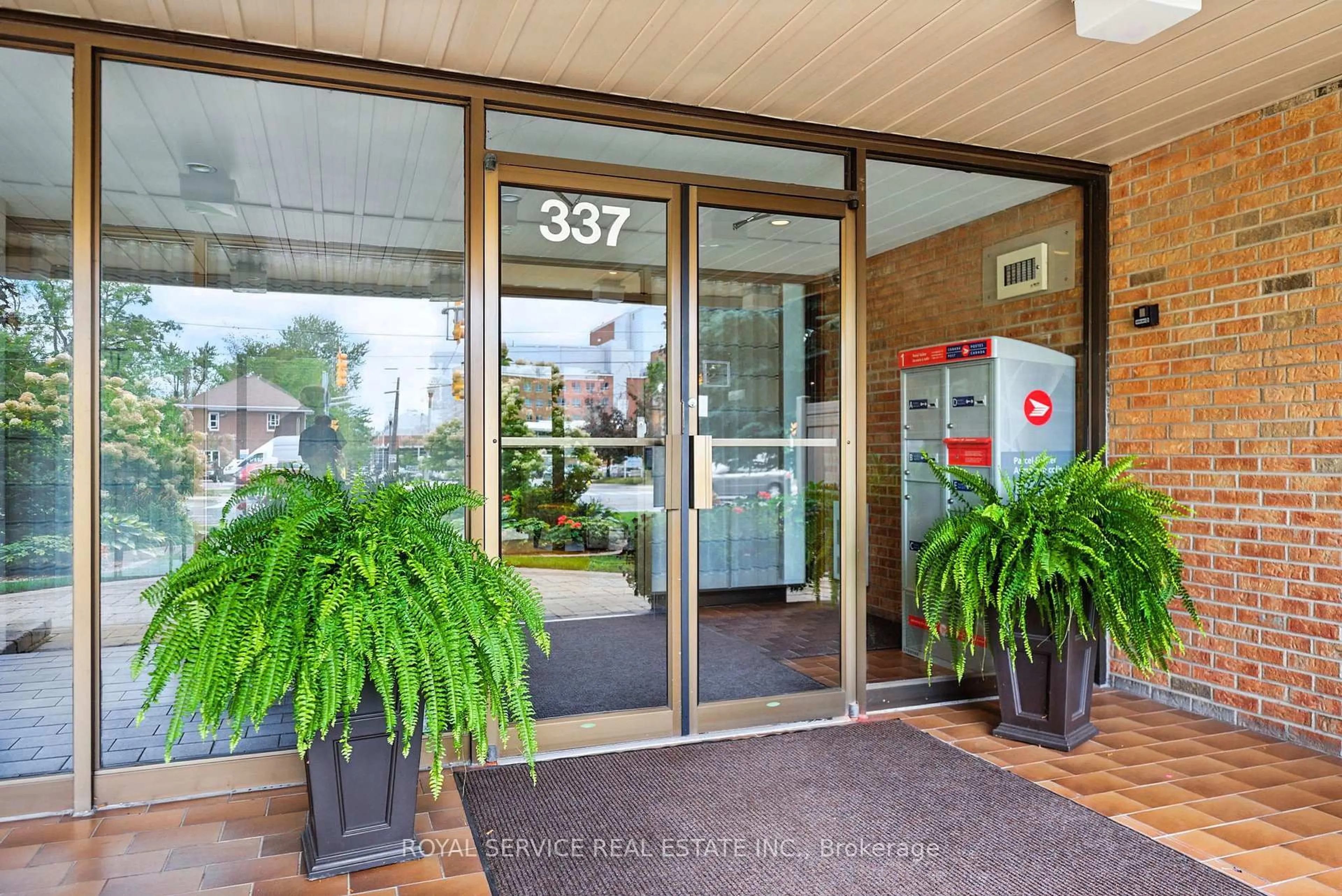 Indoor foyer for 337 Simcoe St #101, Oshawa Ontario L1G 4T2