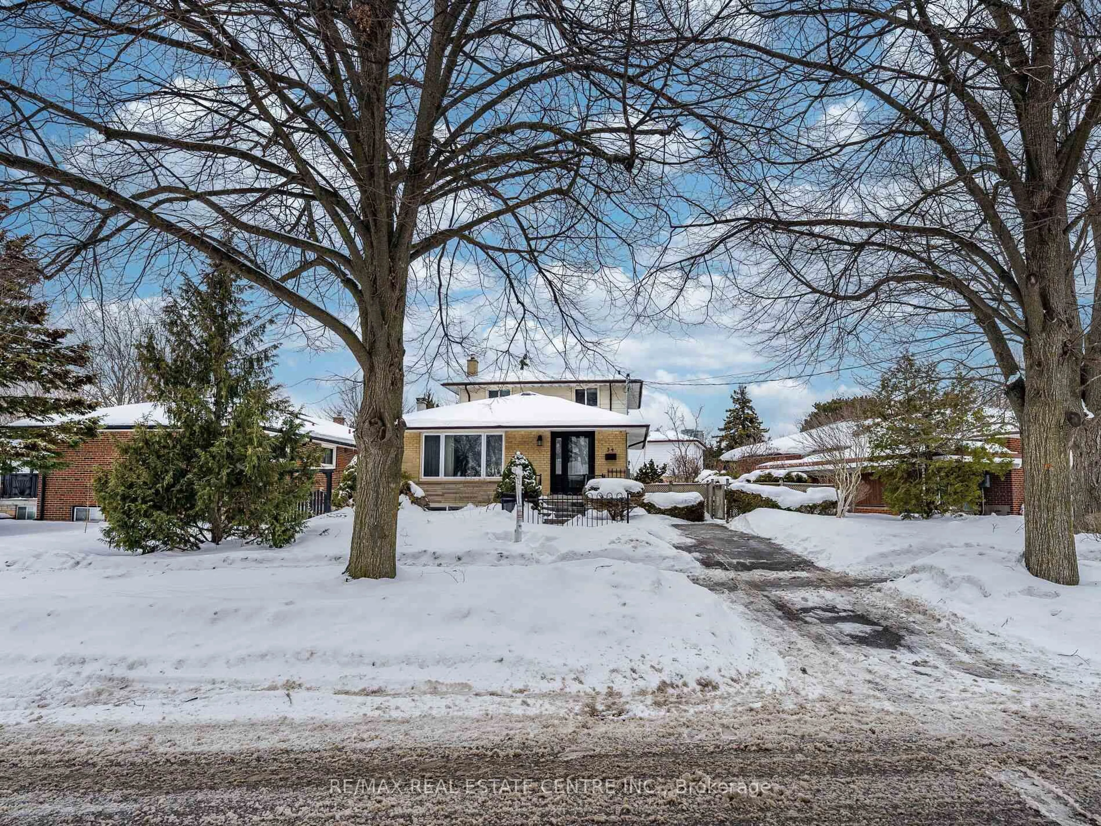 A pic from outside/outdoor area/front of a property/back of a property/a pic from drone, street for 34 Waterfield Dr, Toronto Ontario M1P 3W7