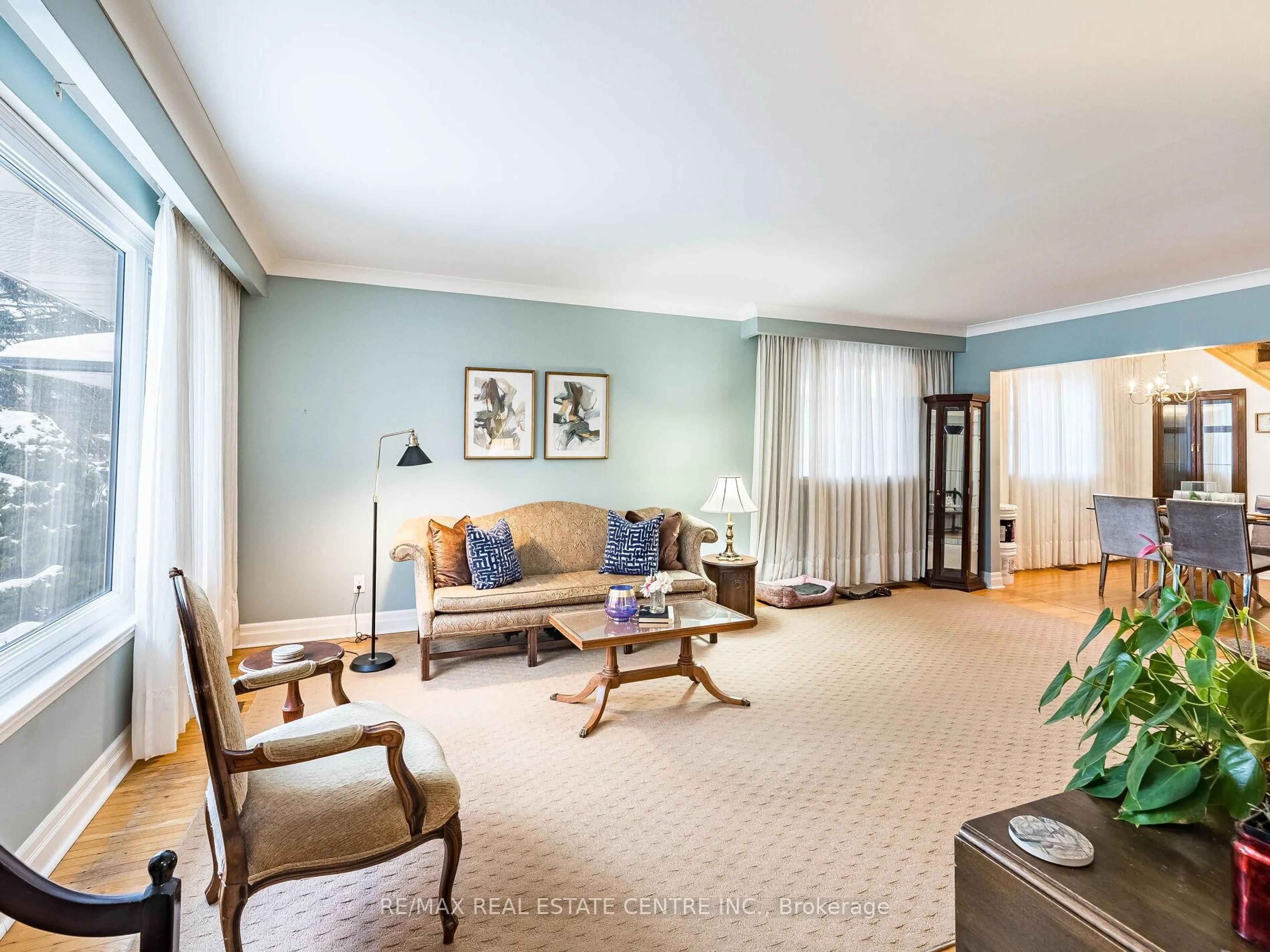 Living room with furniture, carpet floor for 34 Waterfield Dr, Toronto Ontario M1P 3W7