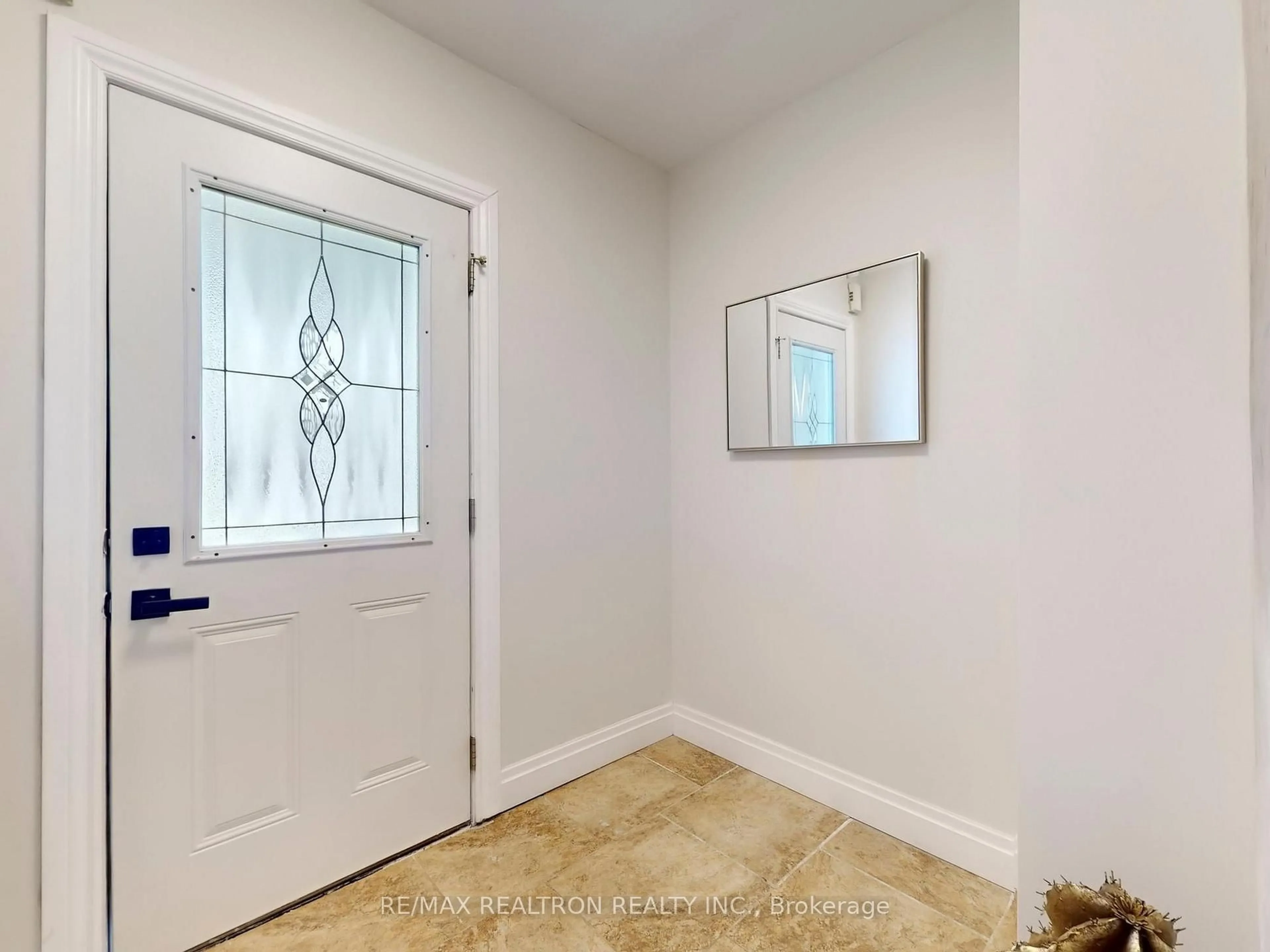 Indoor entryway for 4 Wessex Dr, Whitby Ontario L1M 2C4