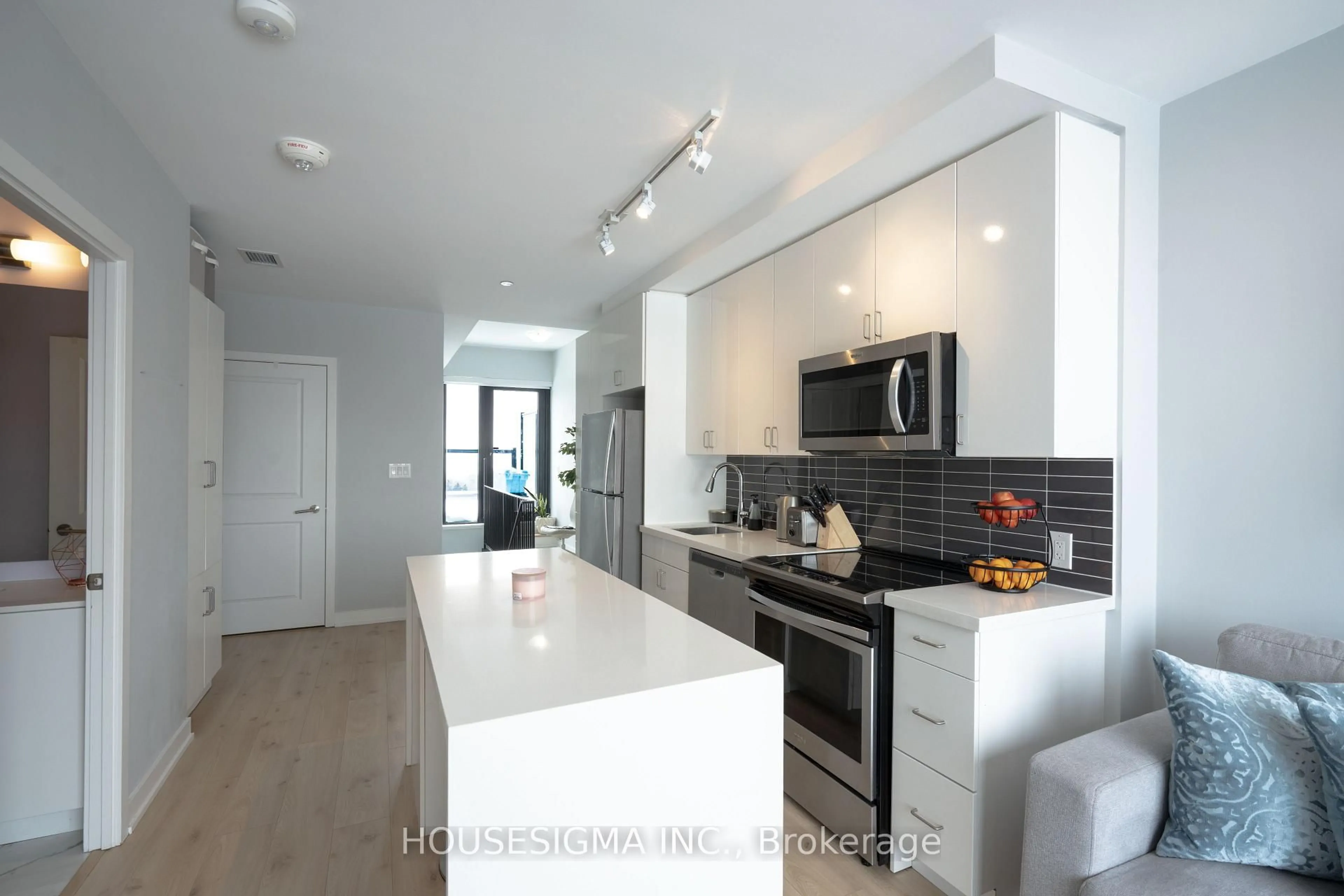 Contemporary kitchen, unknown for 2799 Kingston Rd #901, Toronto Ontario M1M 0E3
