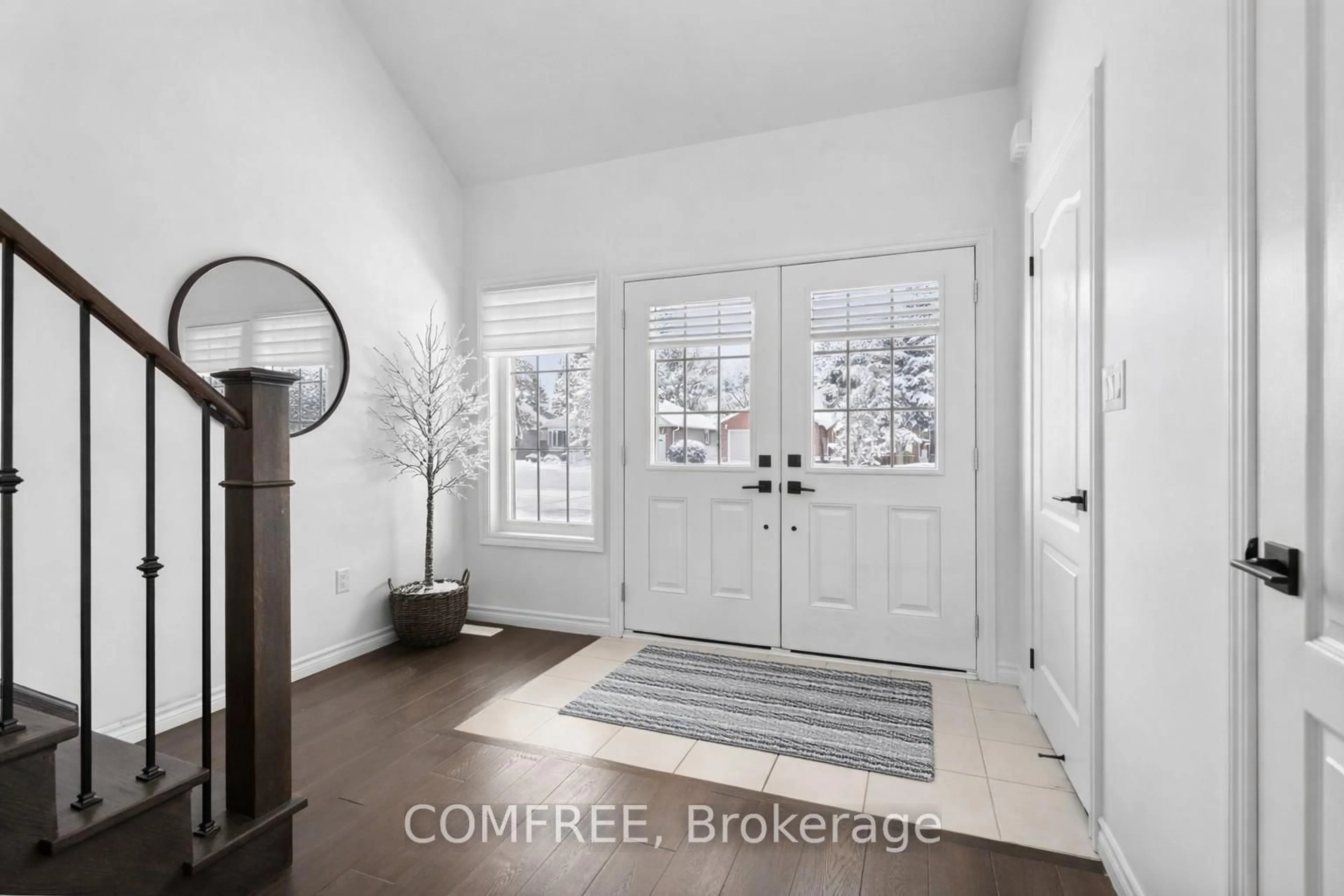 Indoor entryway for 117 Merivale Crt, Oshawa Ontario L1H 8S4