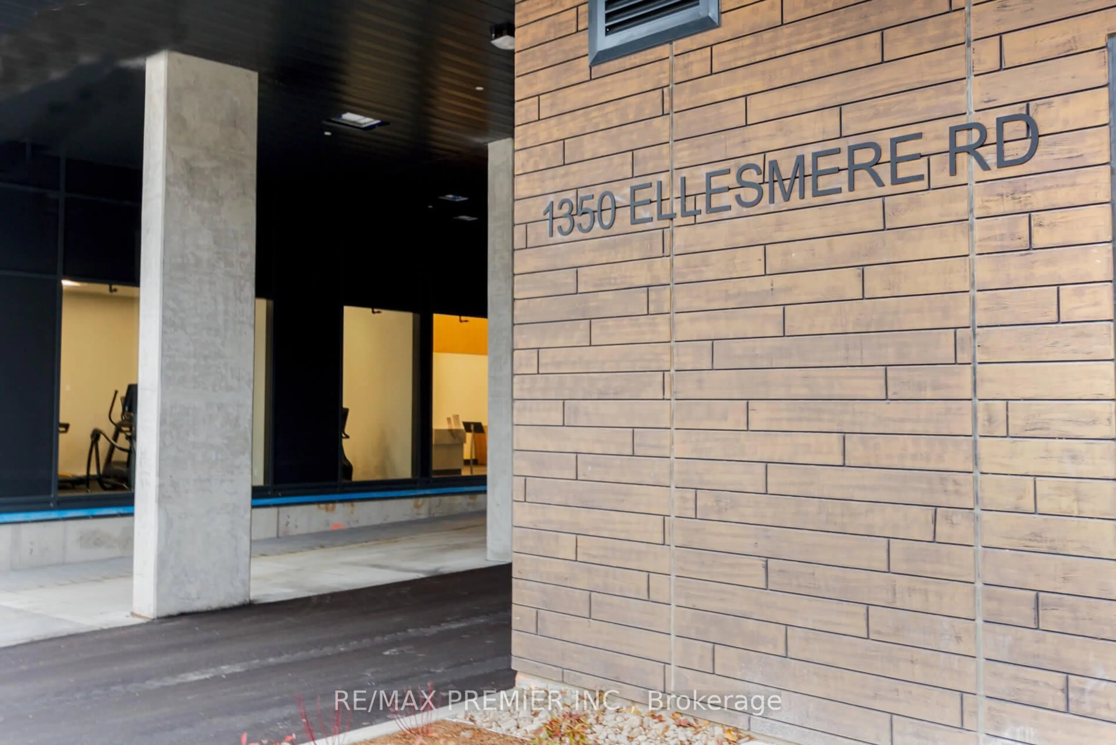 Indoor foyer for 1350 Ellesmere Rd #320, Toronto Ontario M1P 0G6