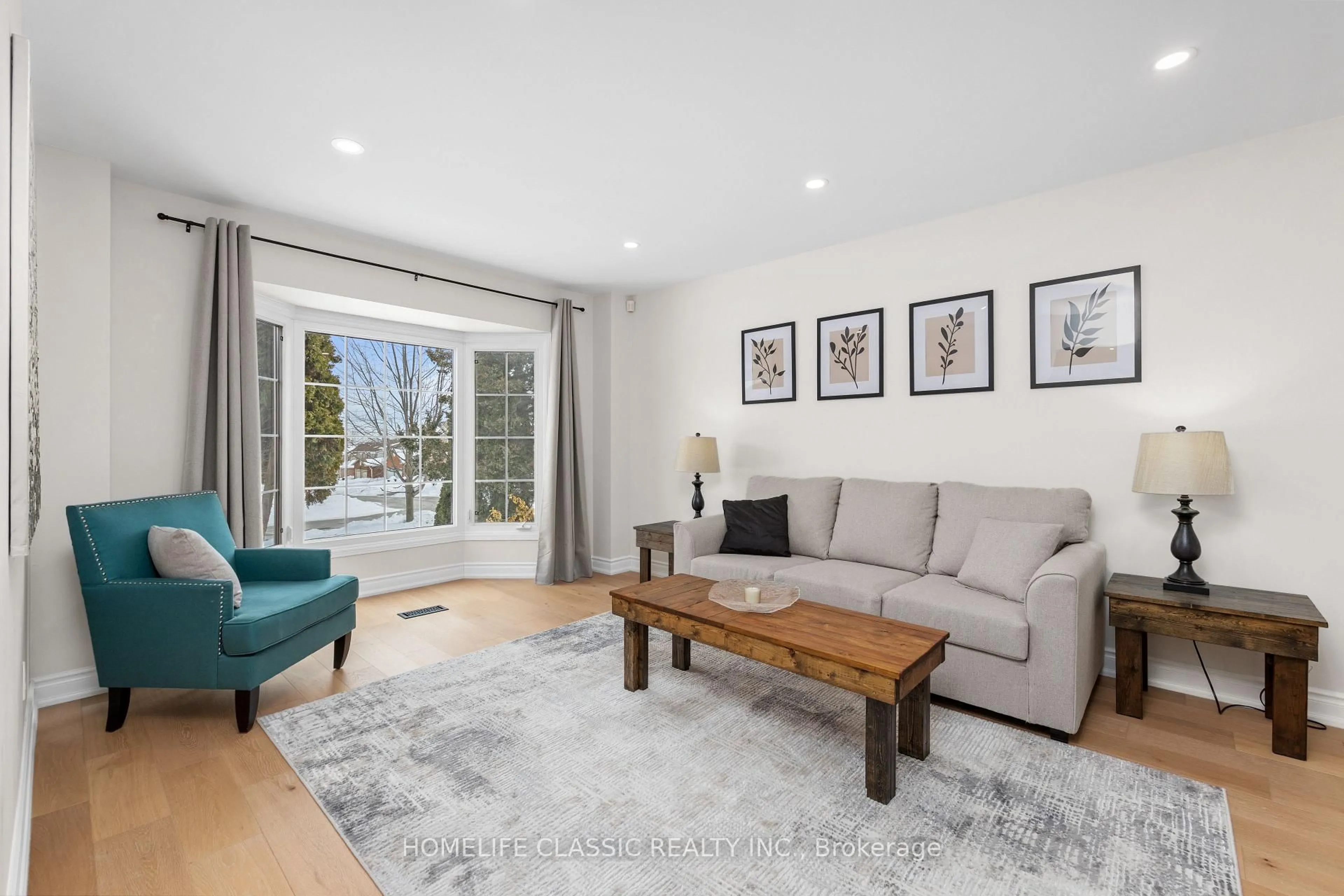 Living room with furniture, unknown for 521 Sundown Cres, Pickering Ontario L1V 6A8