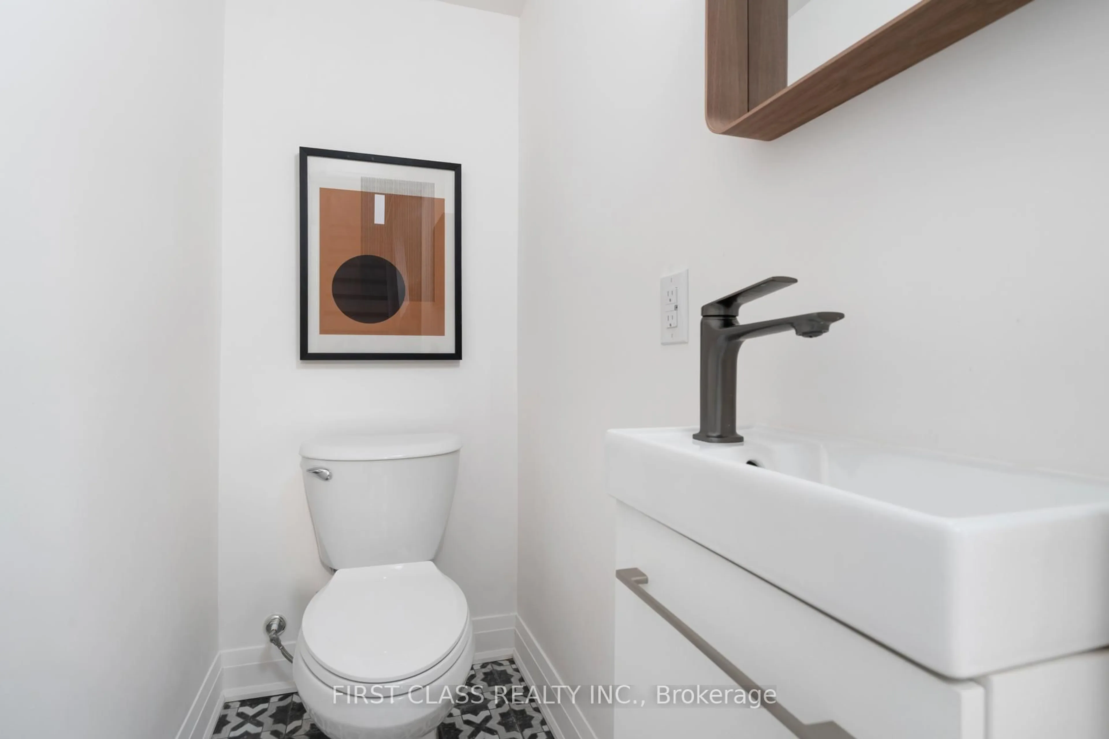 Standard bathroom, ceramic/tile floor for 38 Bonnie Brae Blvd, Toronto Ontario M4J 4N2