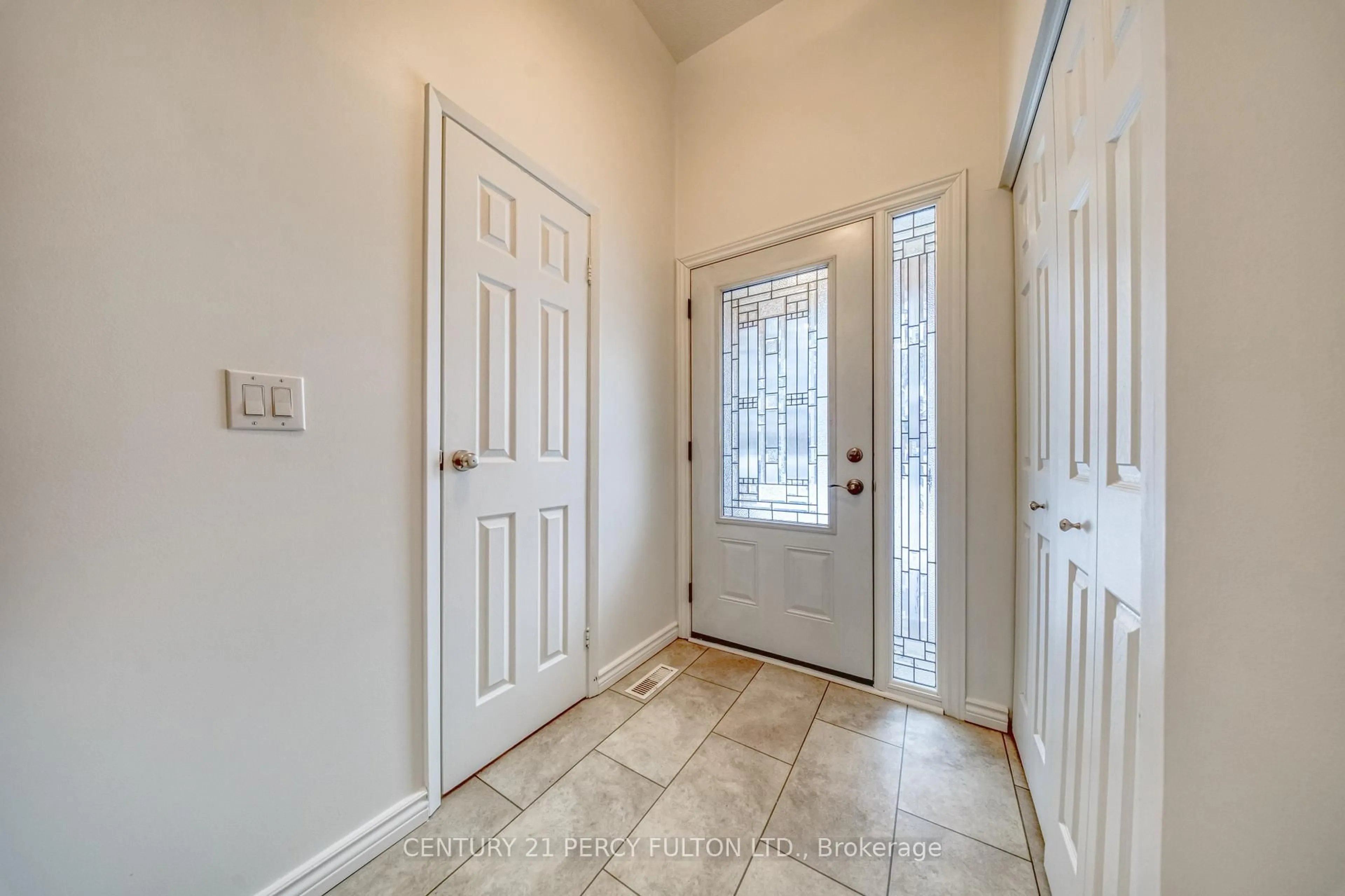 Indoor entryway for 1332 Sunnybrae Cres, Oshawa Ontario L1H 8E5
