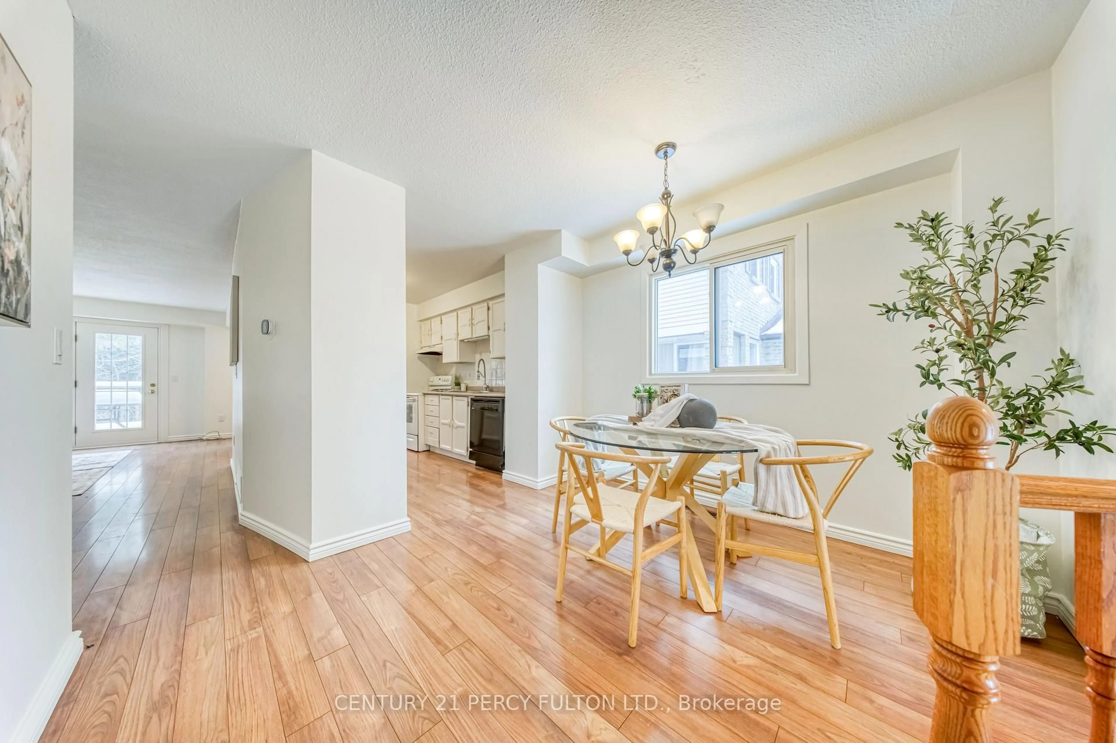 Dining room, wood/laminate floor for 1332 Sunnybrae Cres, Oshawa Ontario L1H 8E5