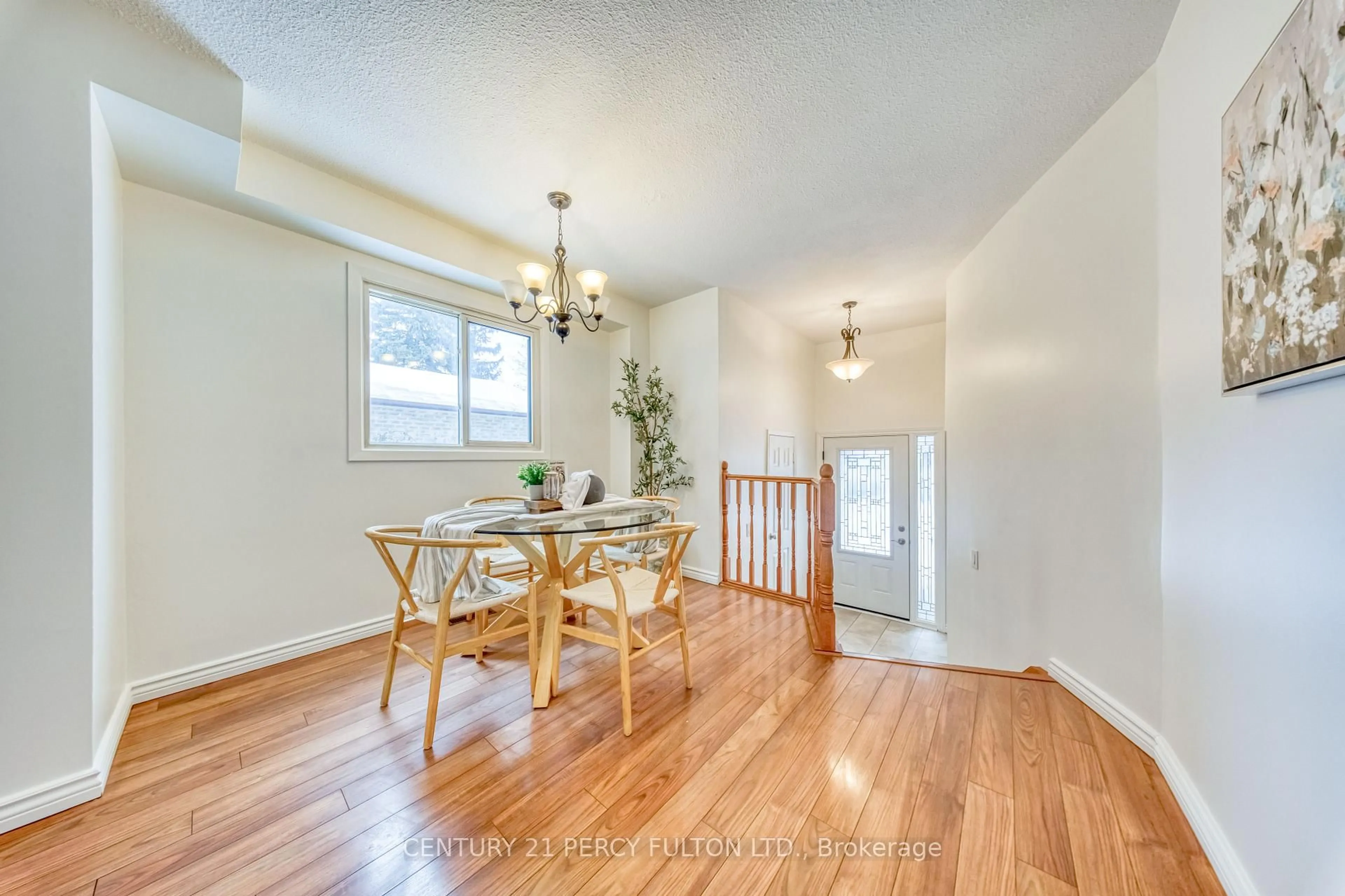 Dining room, wood/laminate floor for 1332 Sunnybrae Cres, Oshawa Ontario L1H 8E5