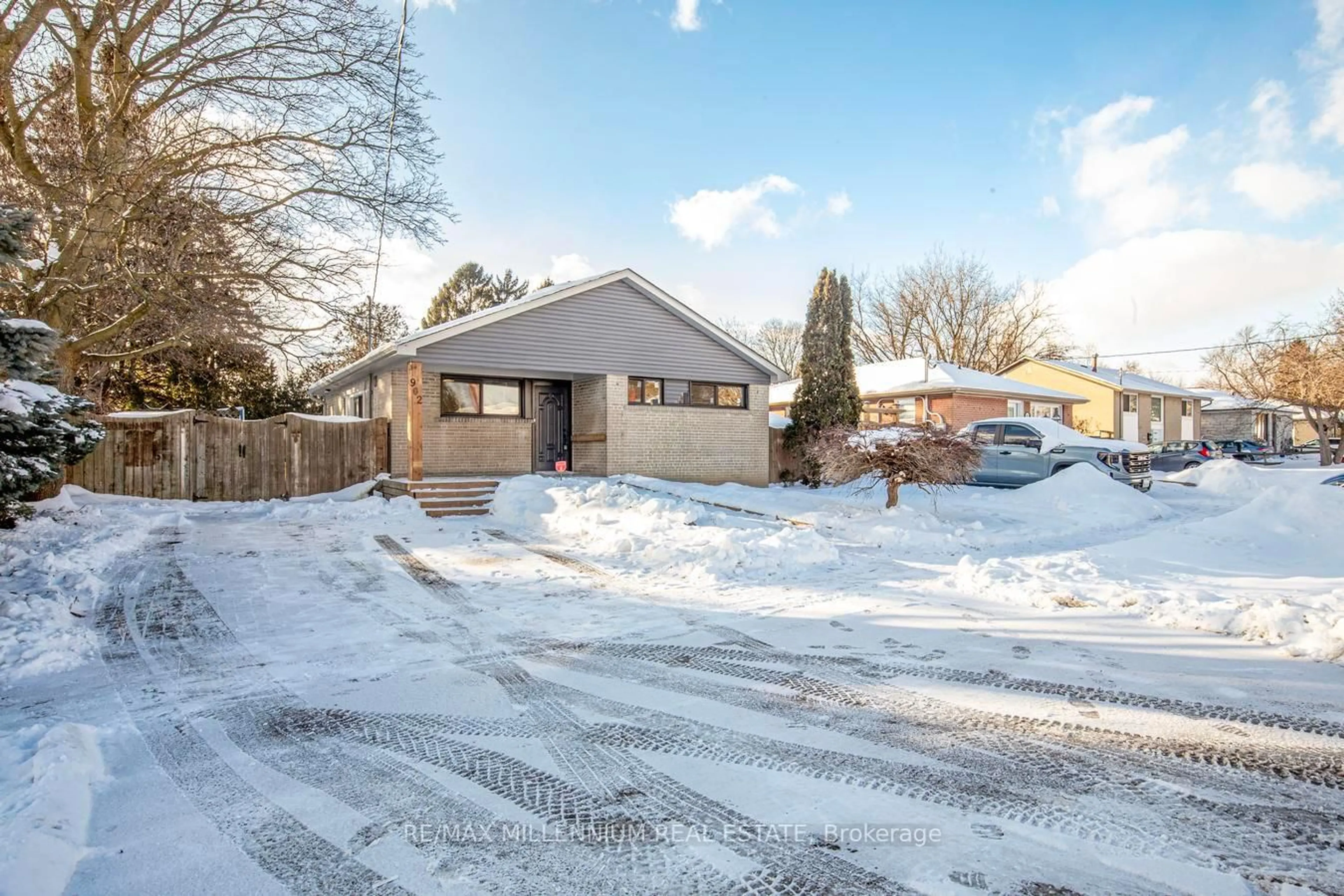 A pic from outside/outdoor area/front of a property/back of a property/a pic from drone, street for 902 Centre St, Whitby Ontario L1N 4V1