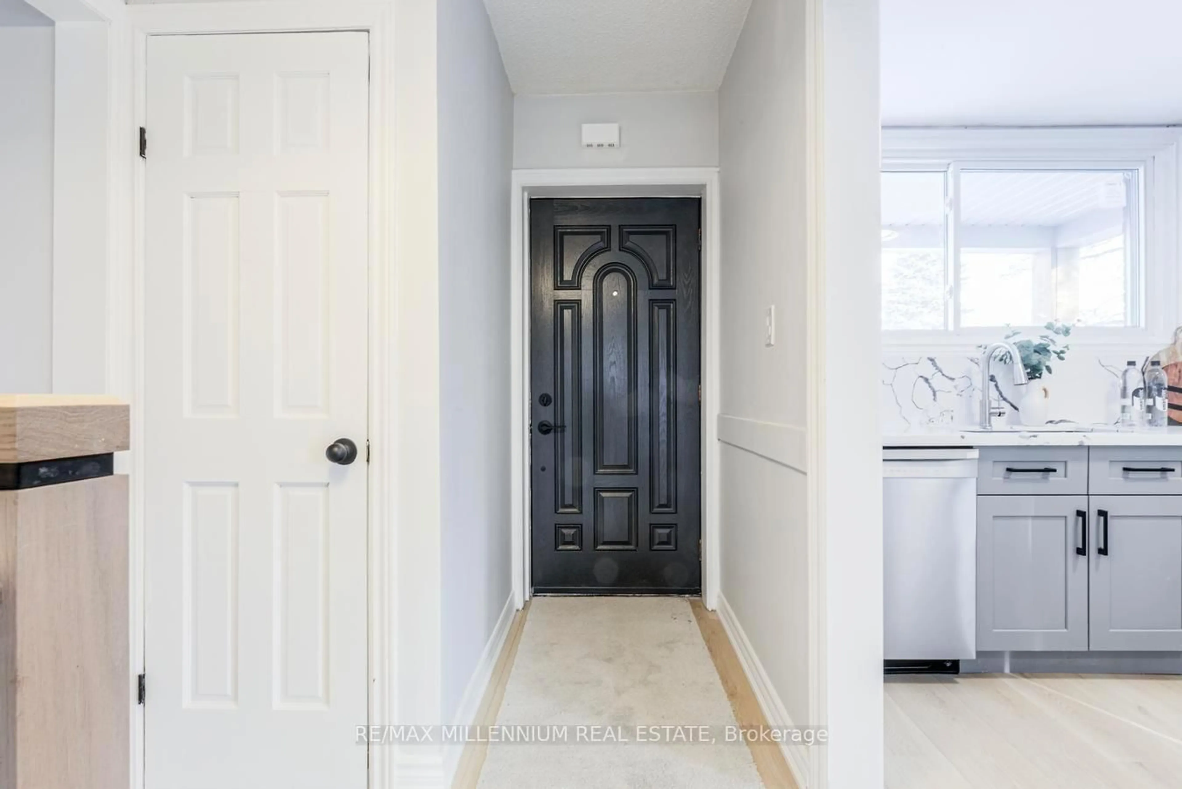 Indoor entryway for 902 Centre St, Whitby Ontario L1N 4V1