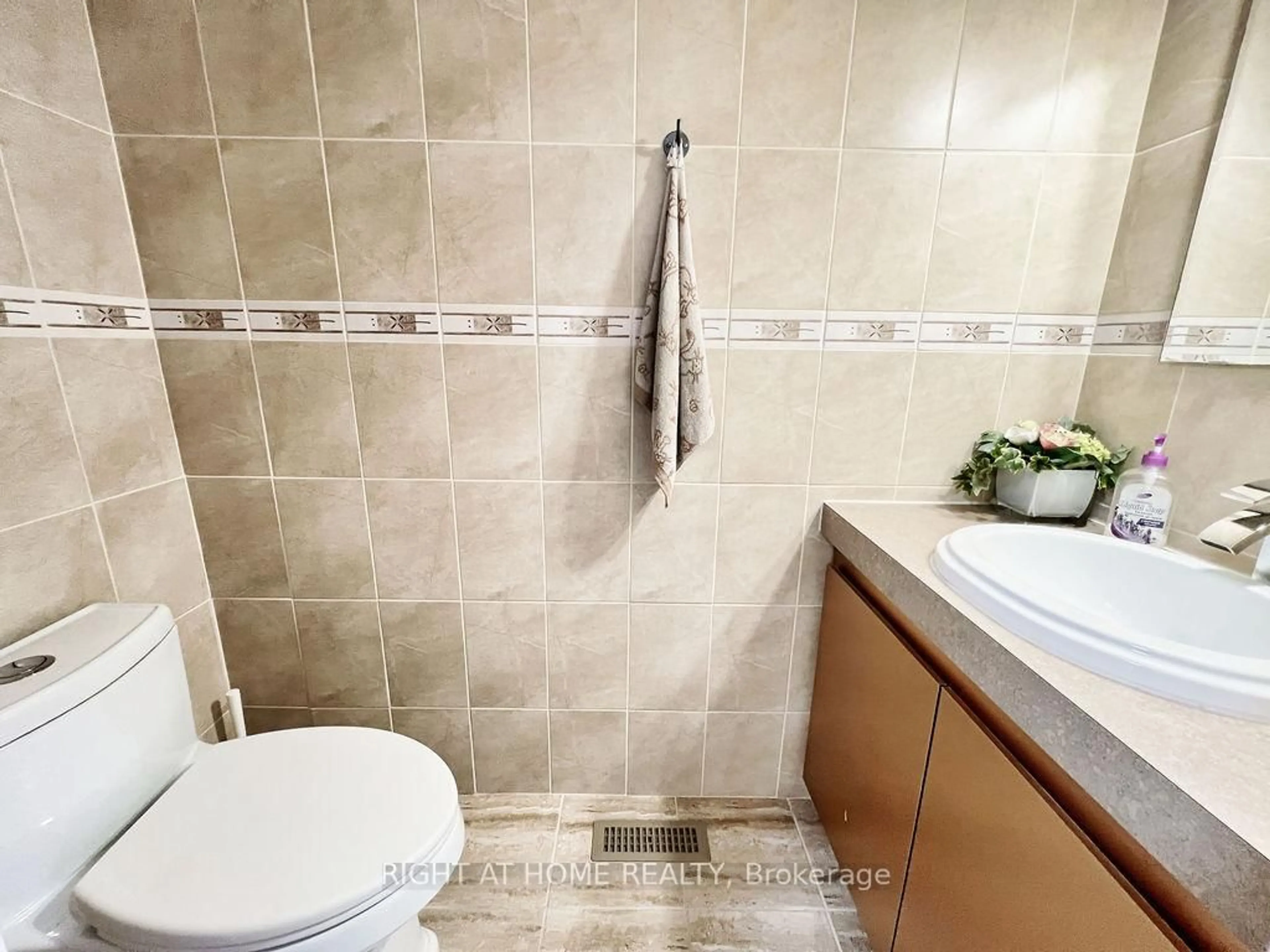 Standard bathroom, ceramic/tile floor for 37 Becca Hall Tr, Toronto Ontario M1V 2T7