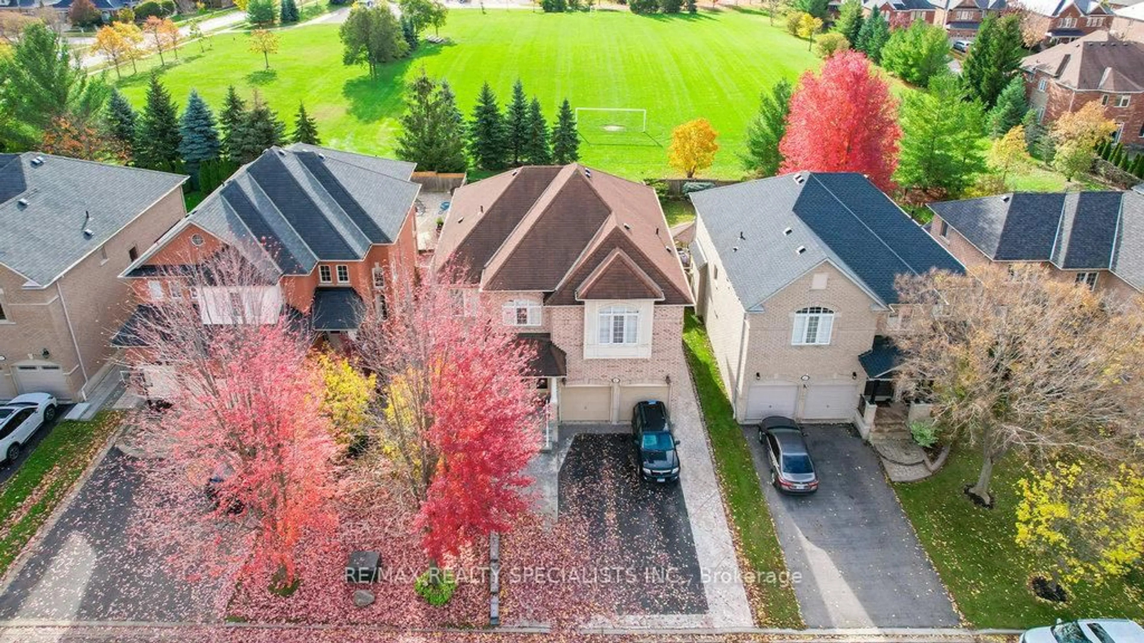 A pic from outside/outdoor area/front of a property/back of a property/a pic from drone, street for 47 Vineyard Ave, Whitby Ontario L1P 1X5