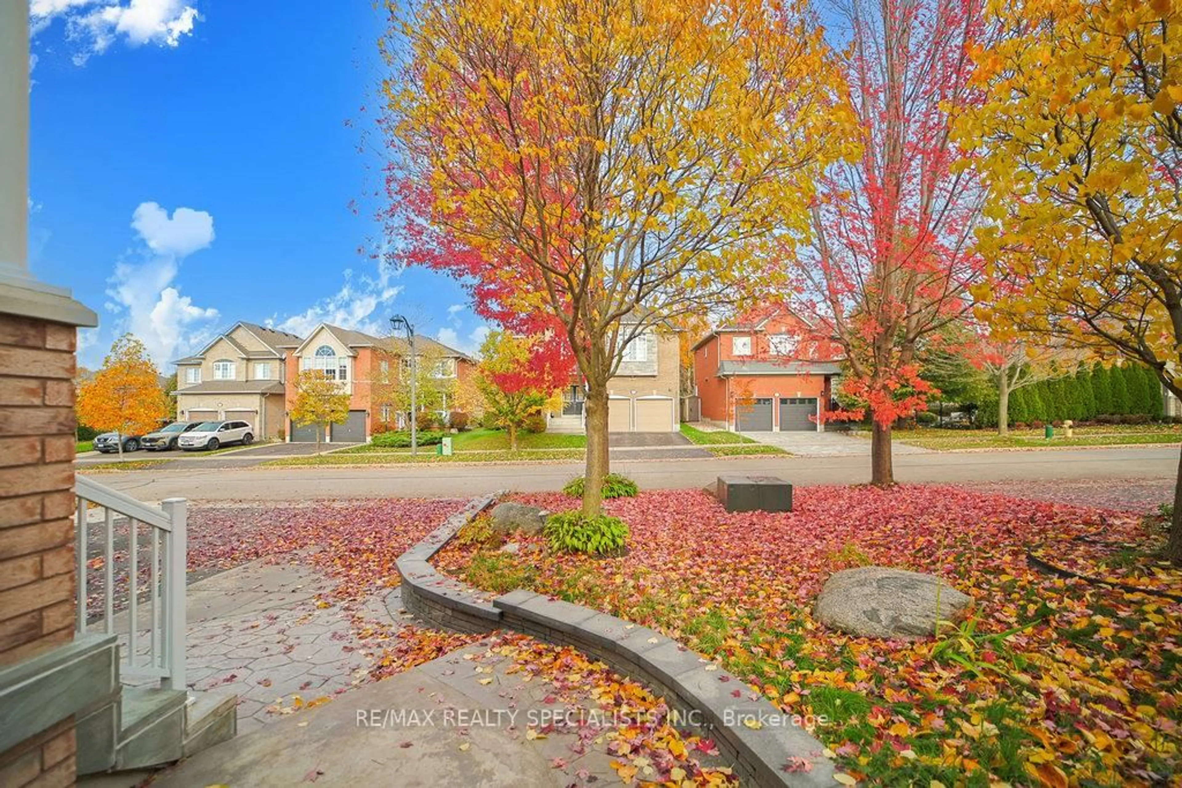 Patio, street for 47 Vineyard Ave, Whitby Ontario L1P 1X5