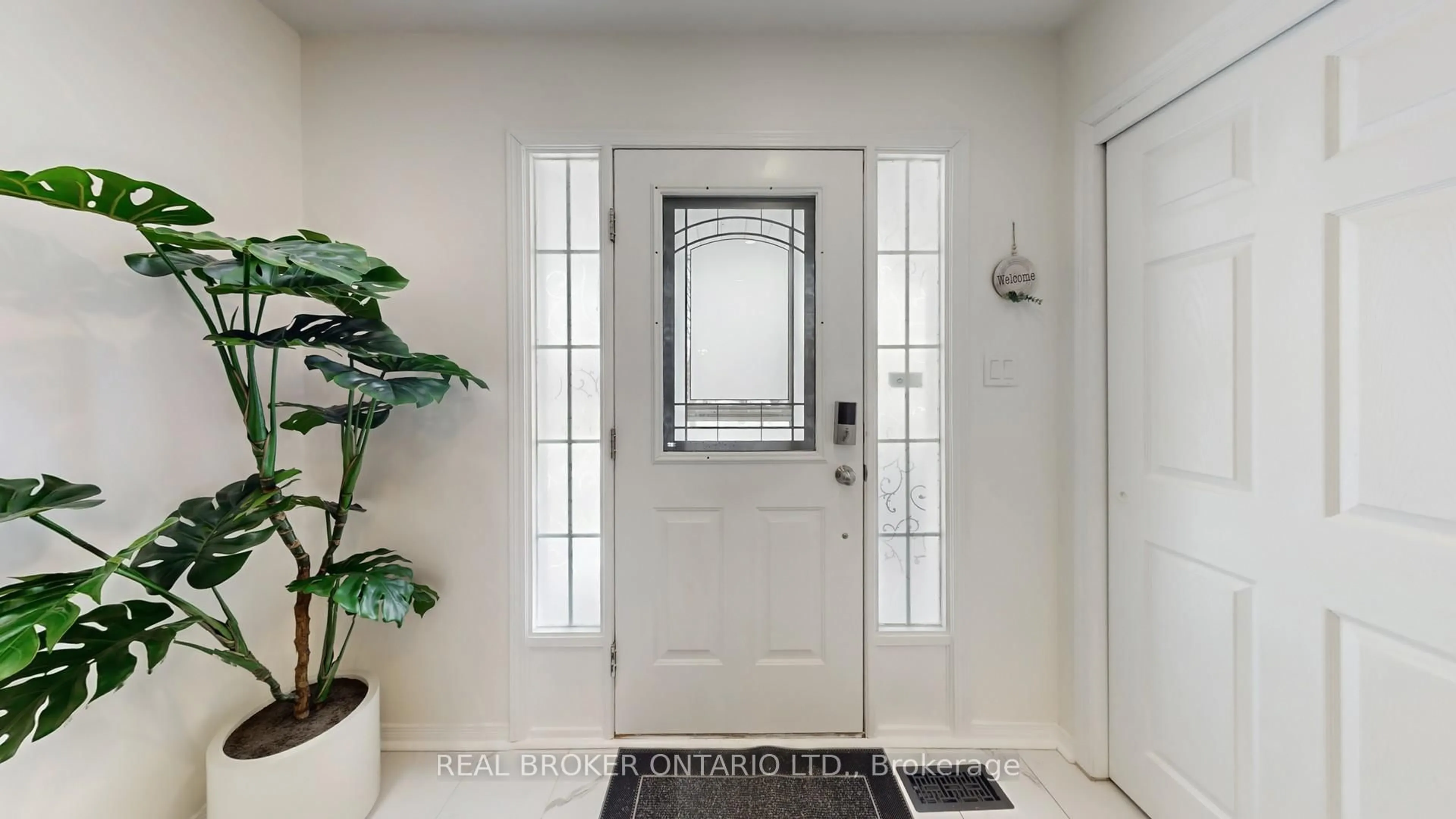 Indoor entryway for 16 Wade Sq, Clarington Ontario L1E 3E5