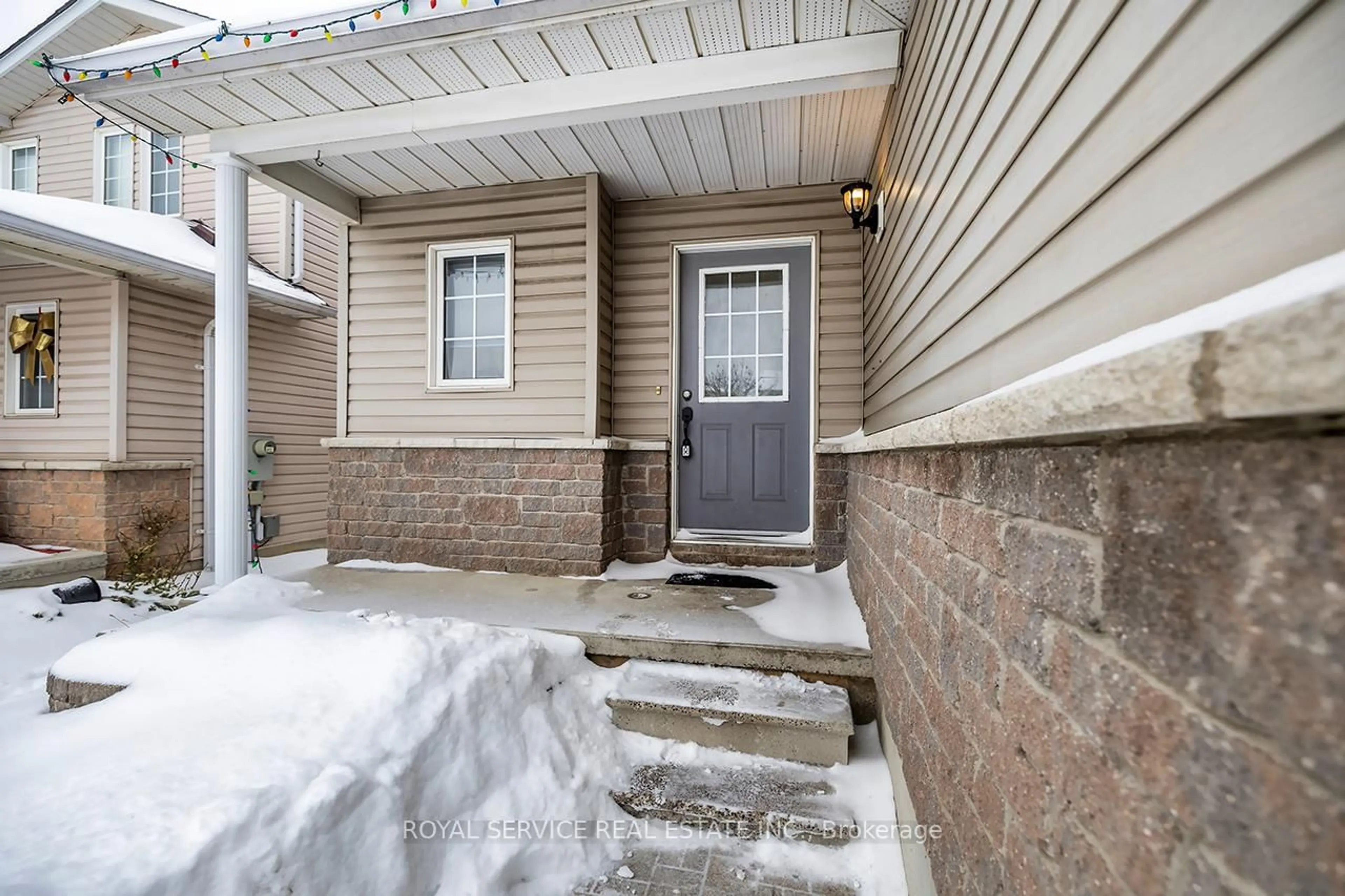 Indoor entryway for 19 Brooking St, Clarington Ontario L1C 5J3