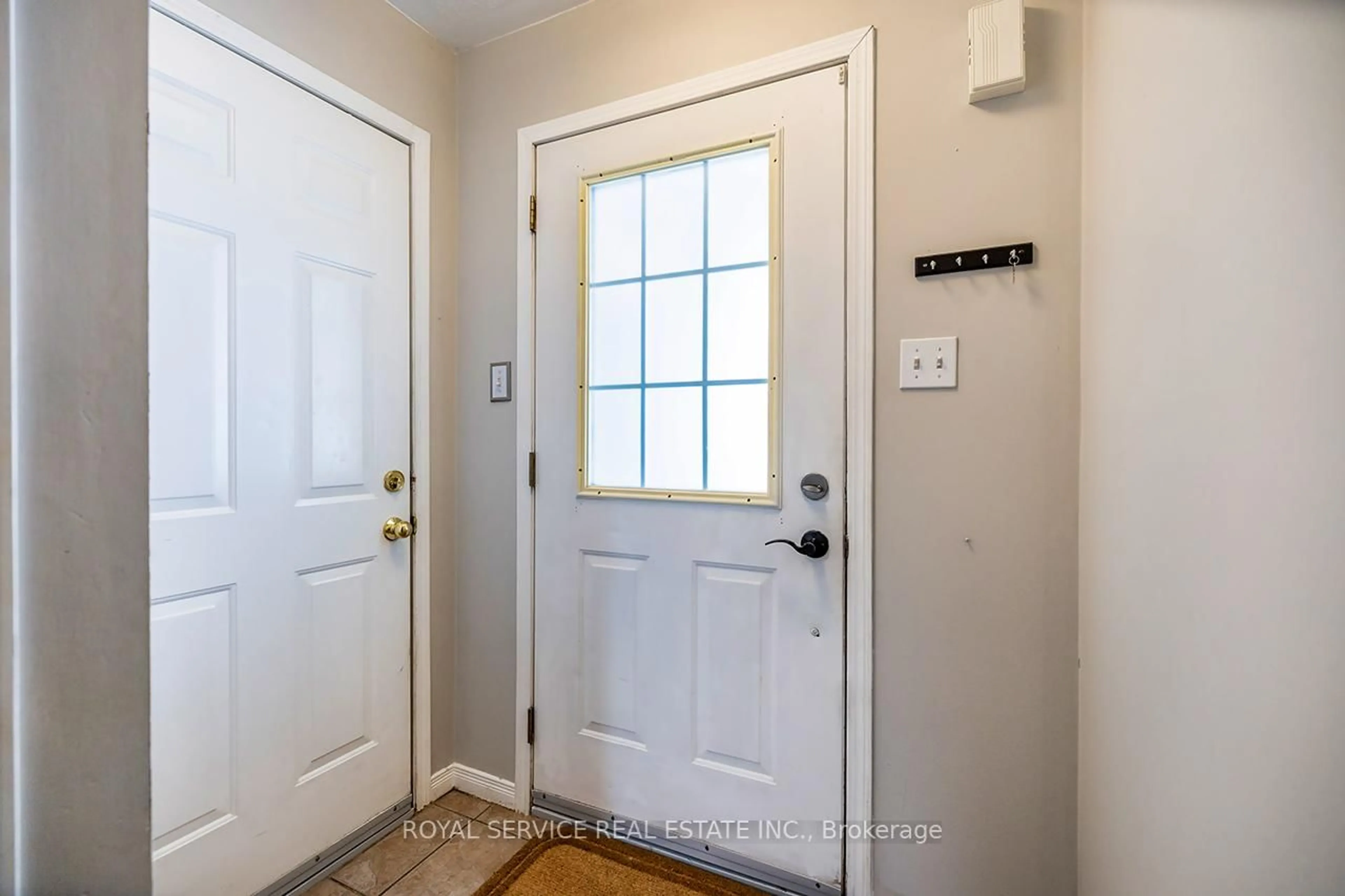 Indoor entryway for 19 Brooking St, Clarington Ontario L1C 5J3