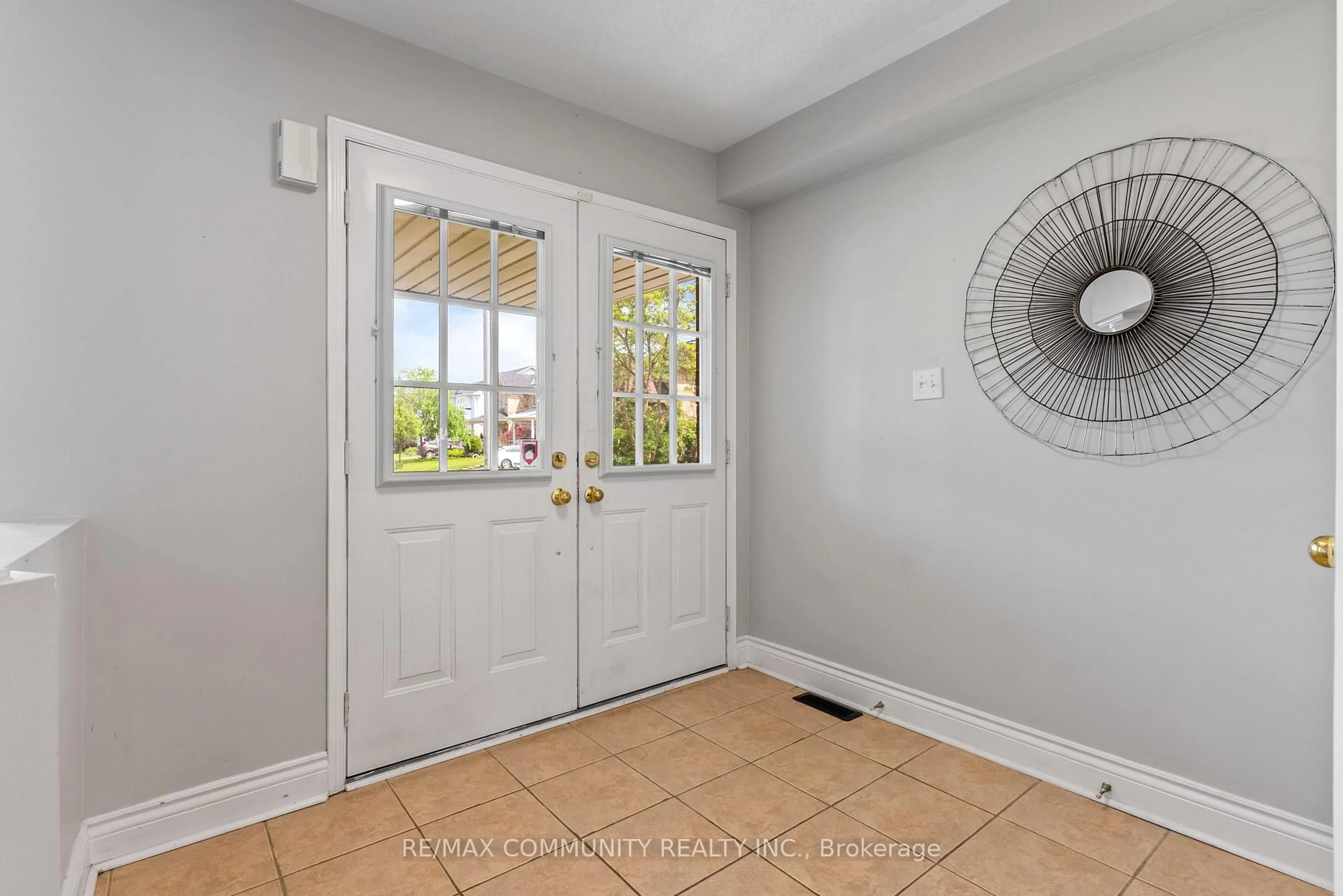 Indoor entryway for 1081 Langford St, Oshawa Ontario L1K 2V9