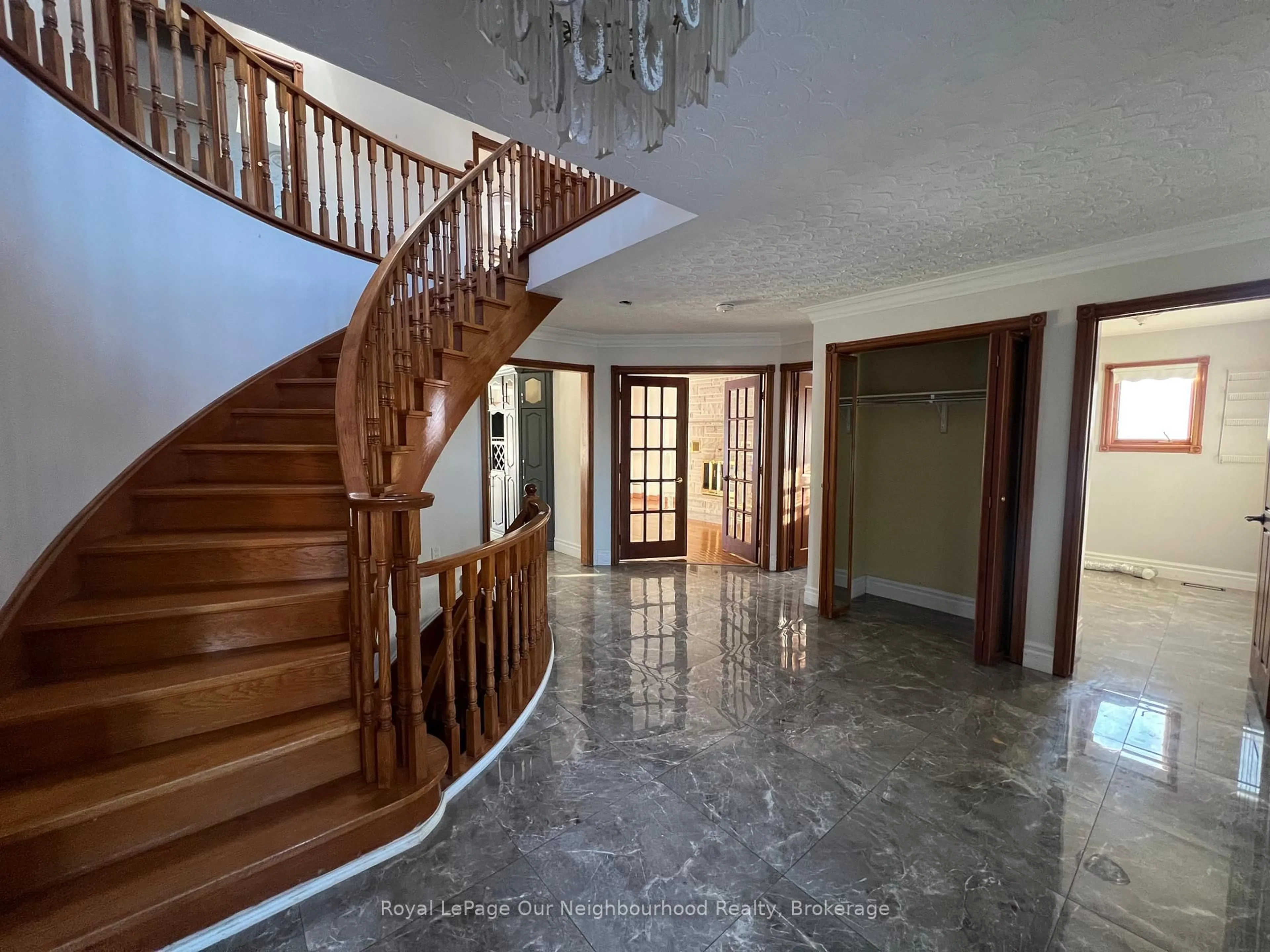 Indoor foyer for 79 Elizabeth St, Oshawa Ontario L1J 8H3