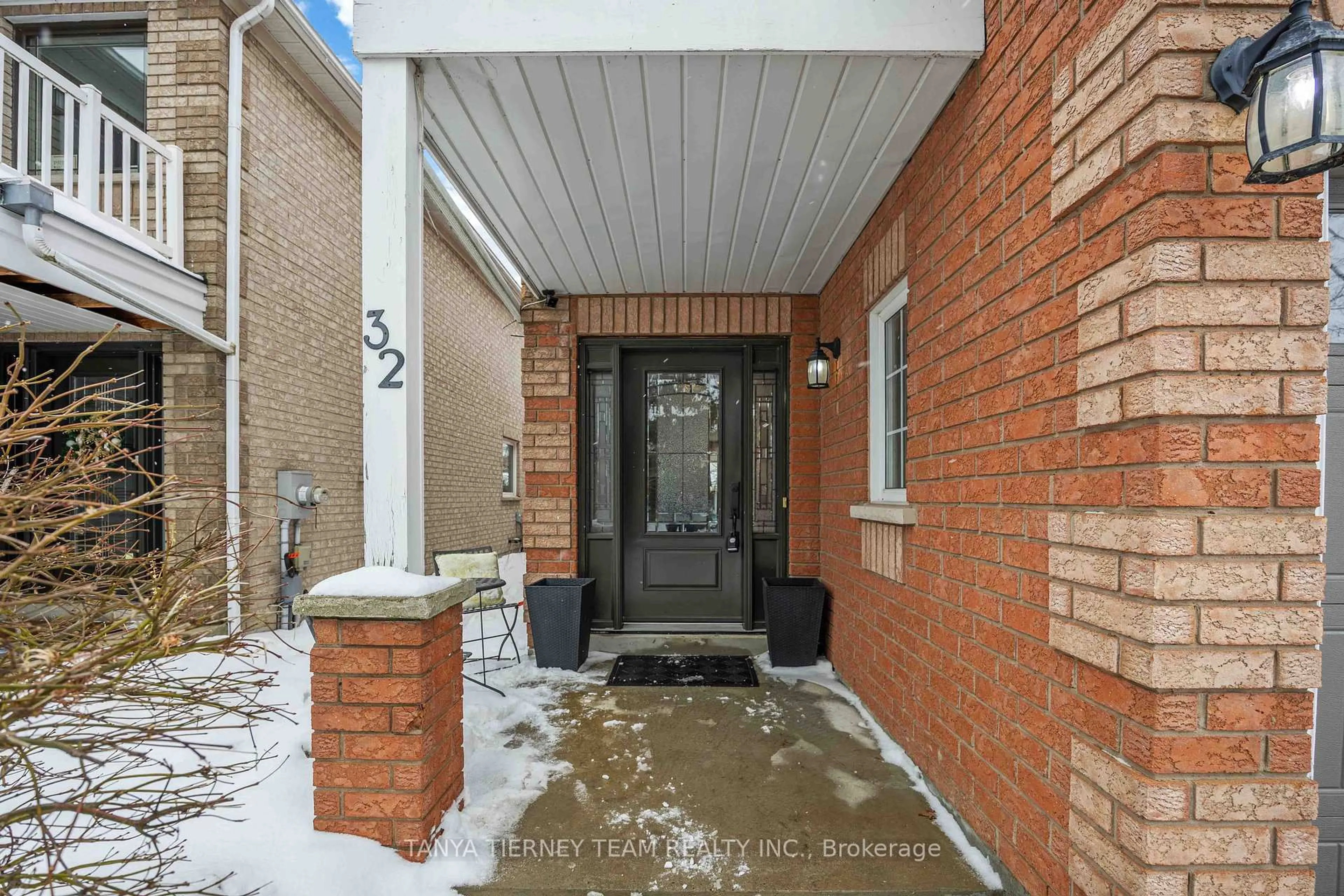 Indoor entryway for 32 Four Winds Dr, Whitby Ontario L1N 9R8