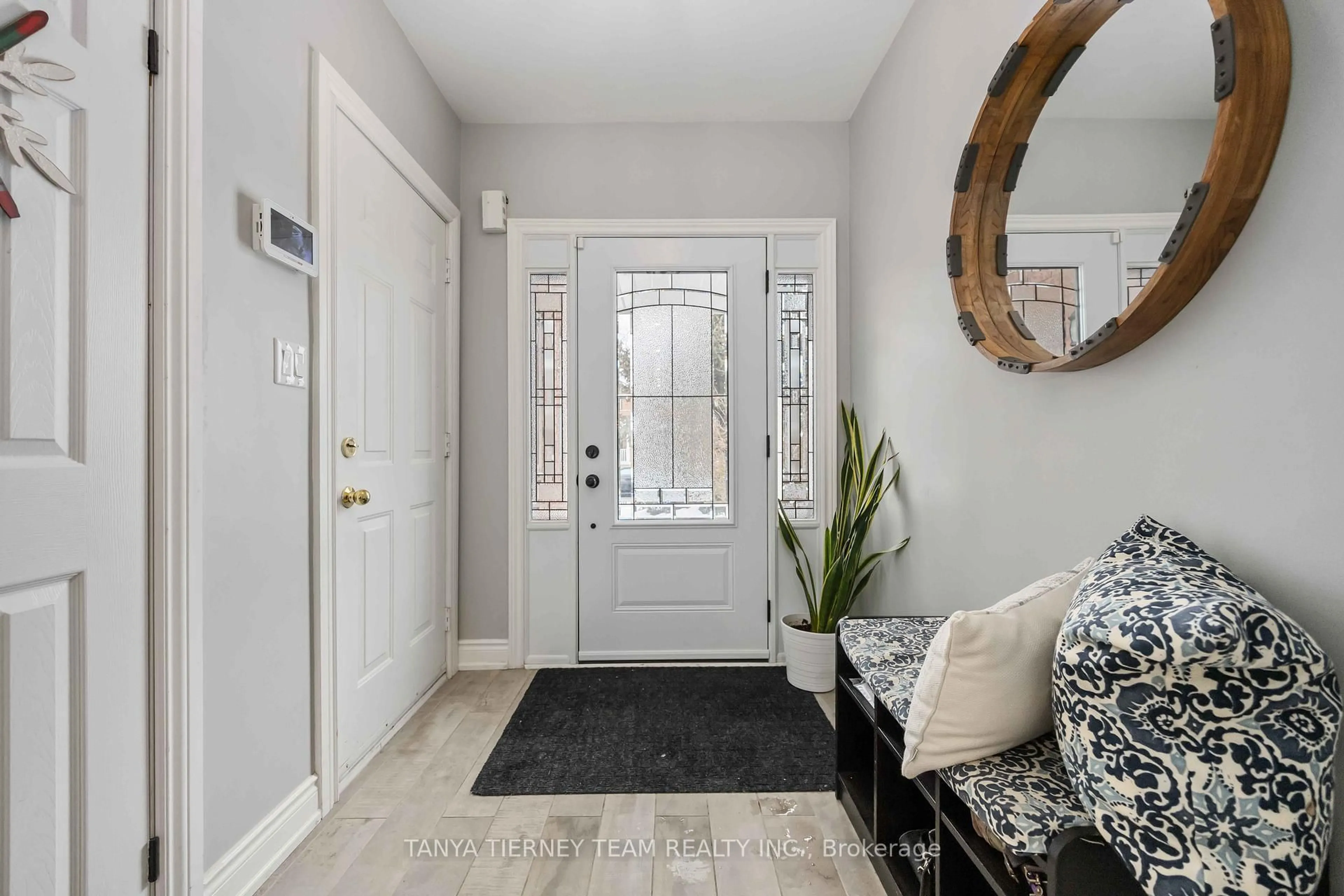 Indoor entryway for 32 Four Winds Dr, Whitby Ontario L1N 9R8