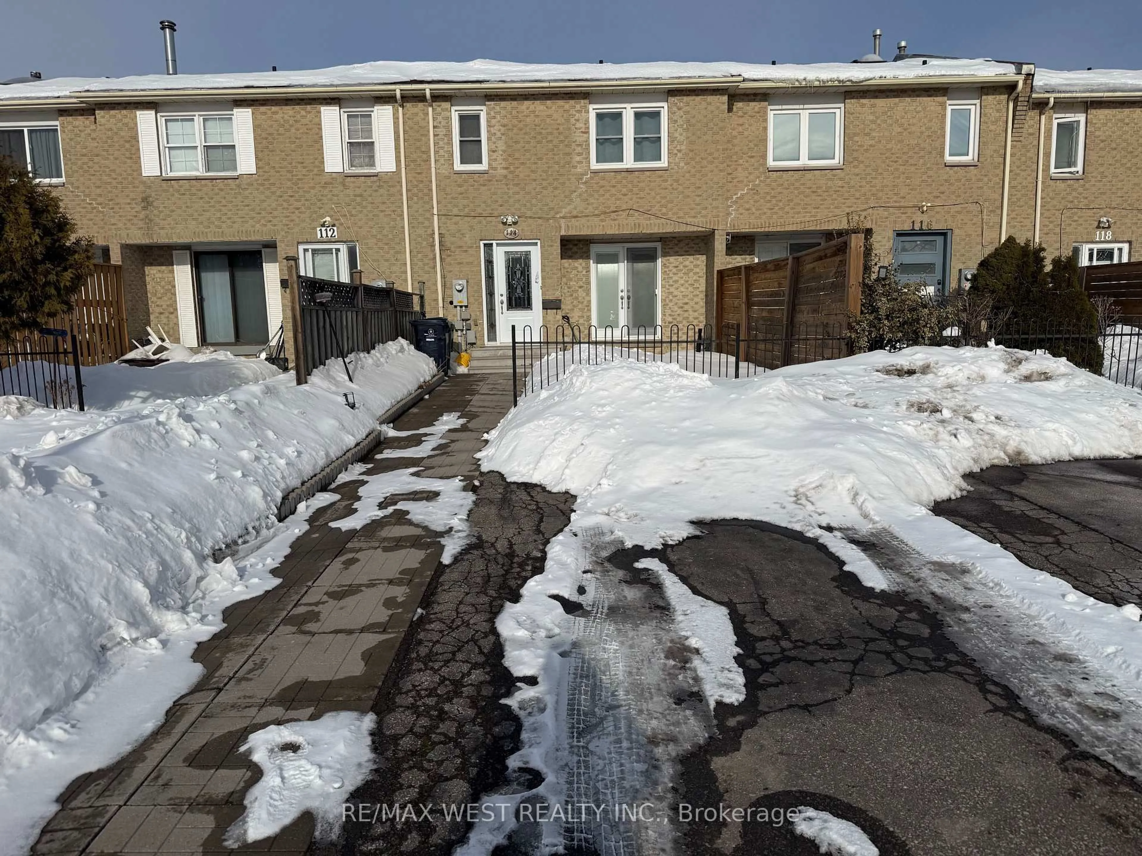 A pic from outside/outdoor area/front of a property/back of a property/a pic from drone, street for 114 Courtlands Dr, Toronto Ontario M1B 4M7