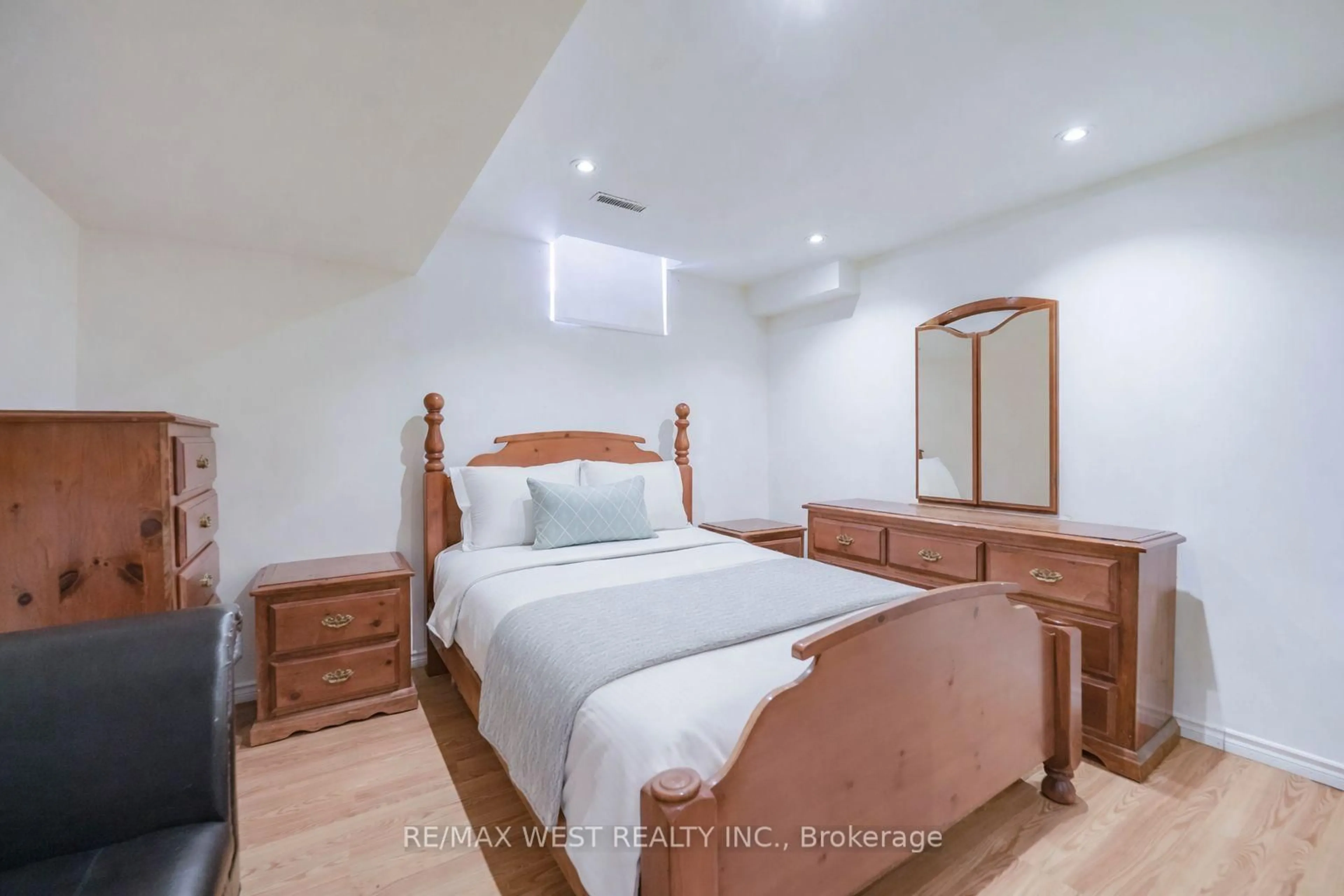 Bedroom with bed, wood/laminate floor for 114 Courtlands Dr, Toronto Ontario M1B 4M7