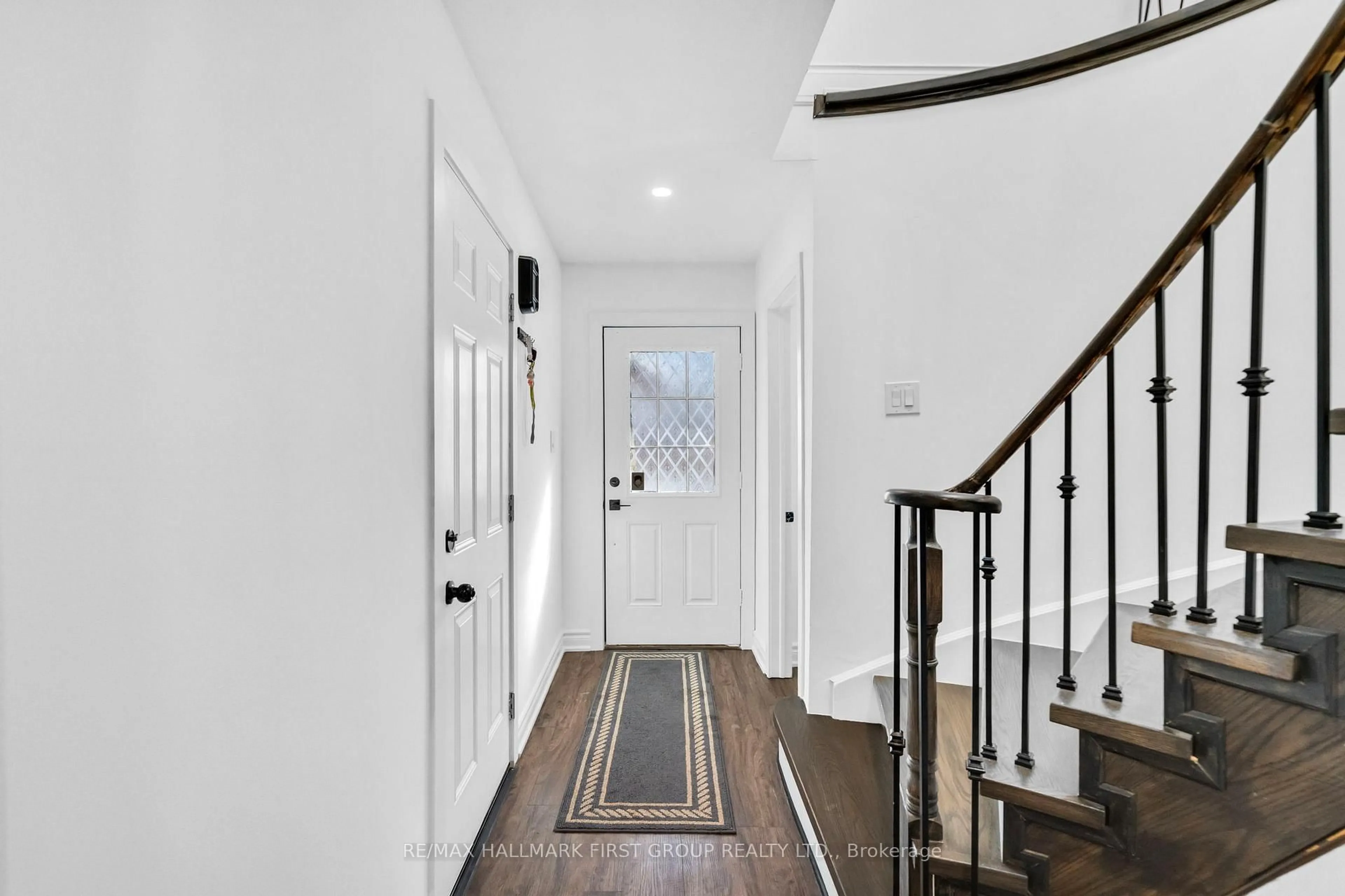 Indoor entryway for 99 Turnberry Cres, Clarington Ontario L1E 1B1