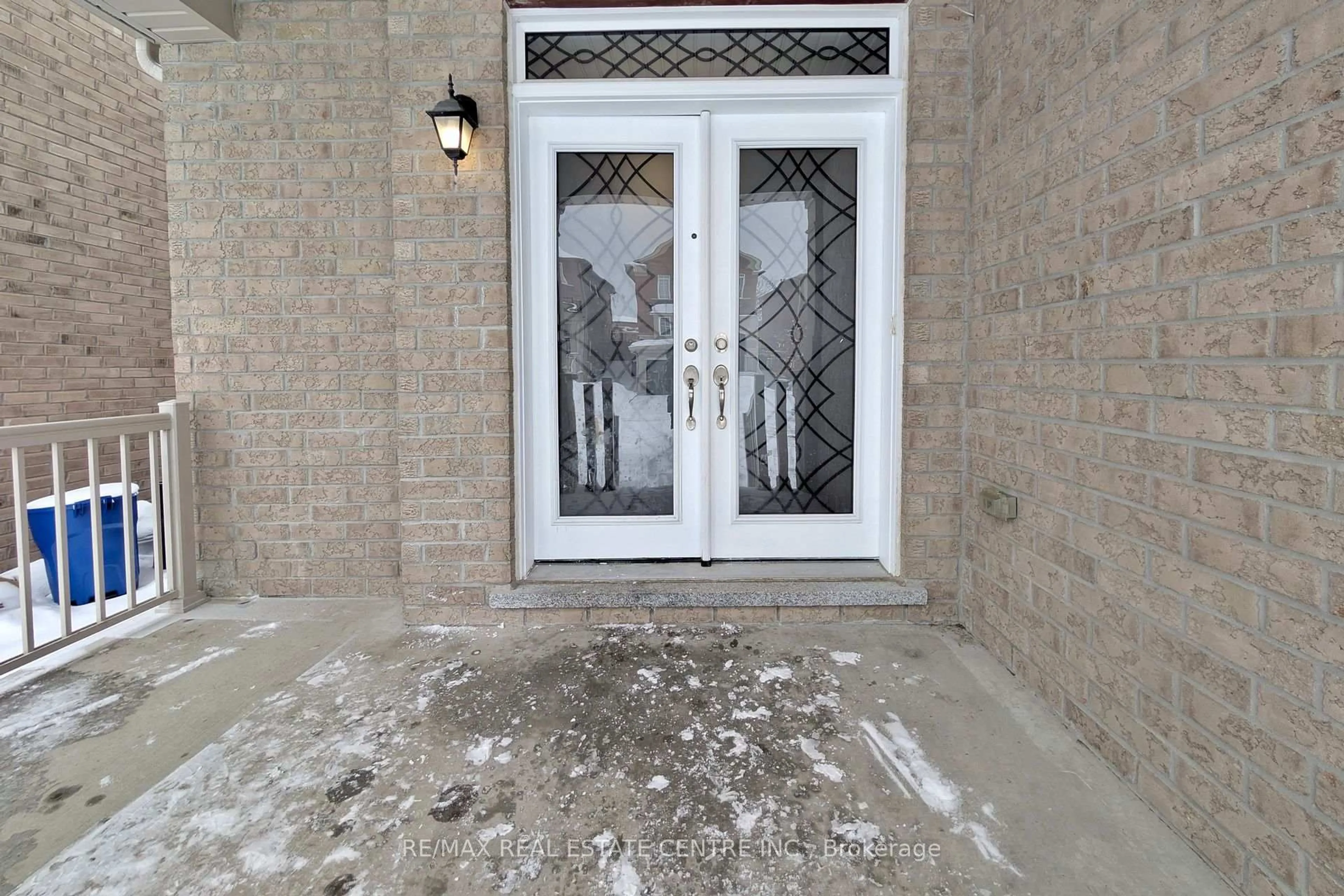 Indoor entryway for 187 Lyle Dr, Clarington Ontario L1C 0V6