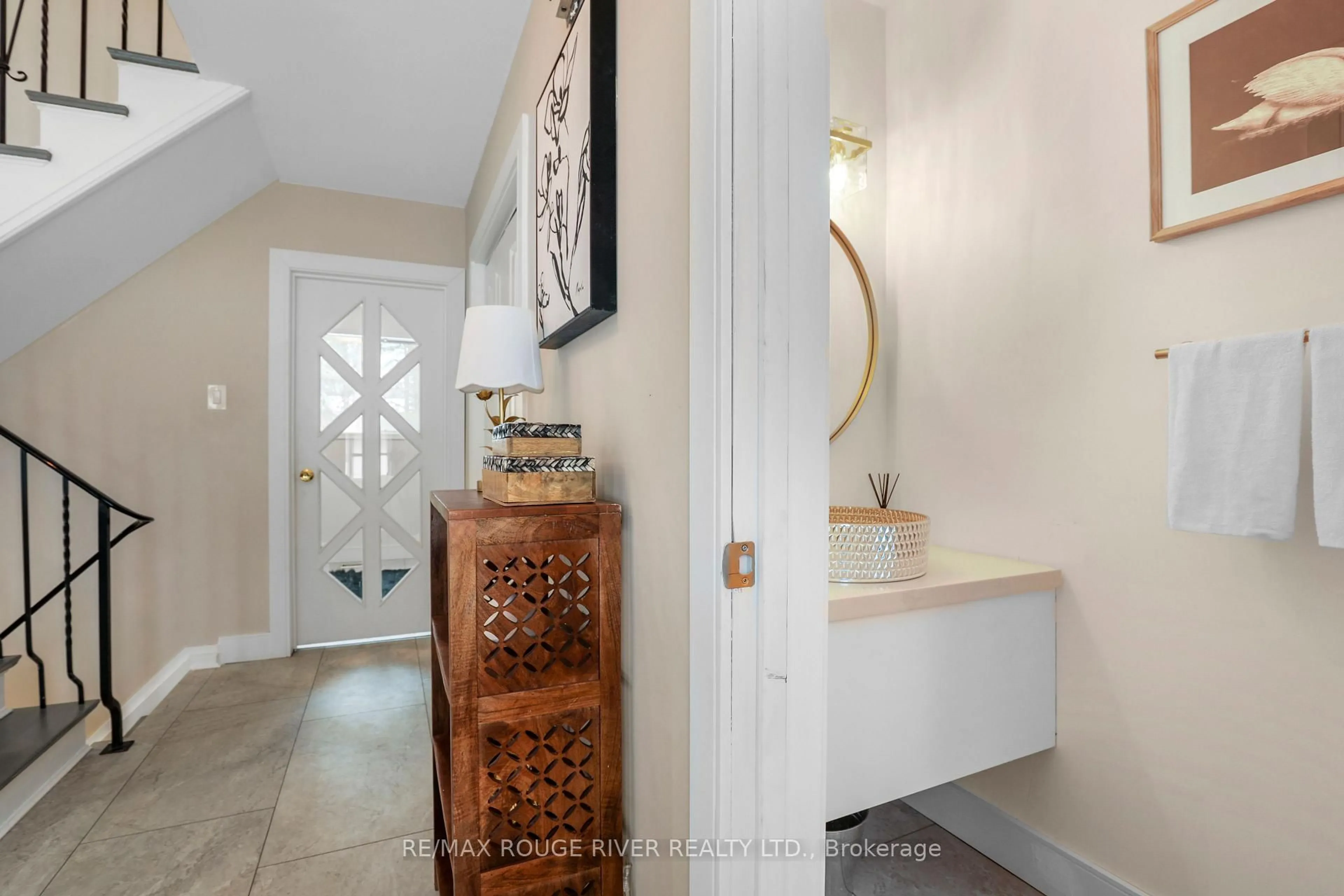 Indoor entryway for 287 Pendermere Pkwy, Toronto Ontario M1C 2S9