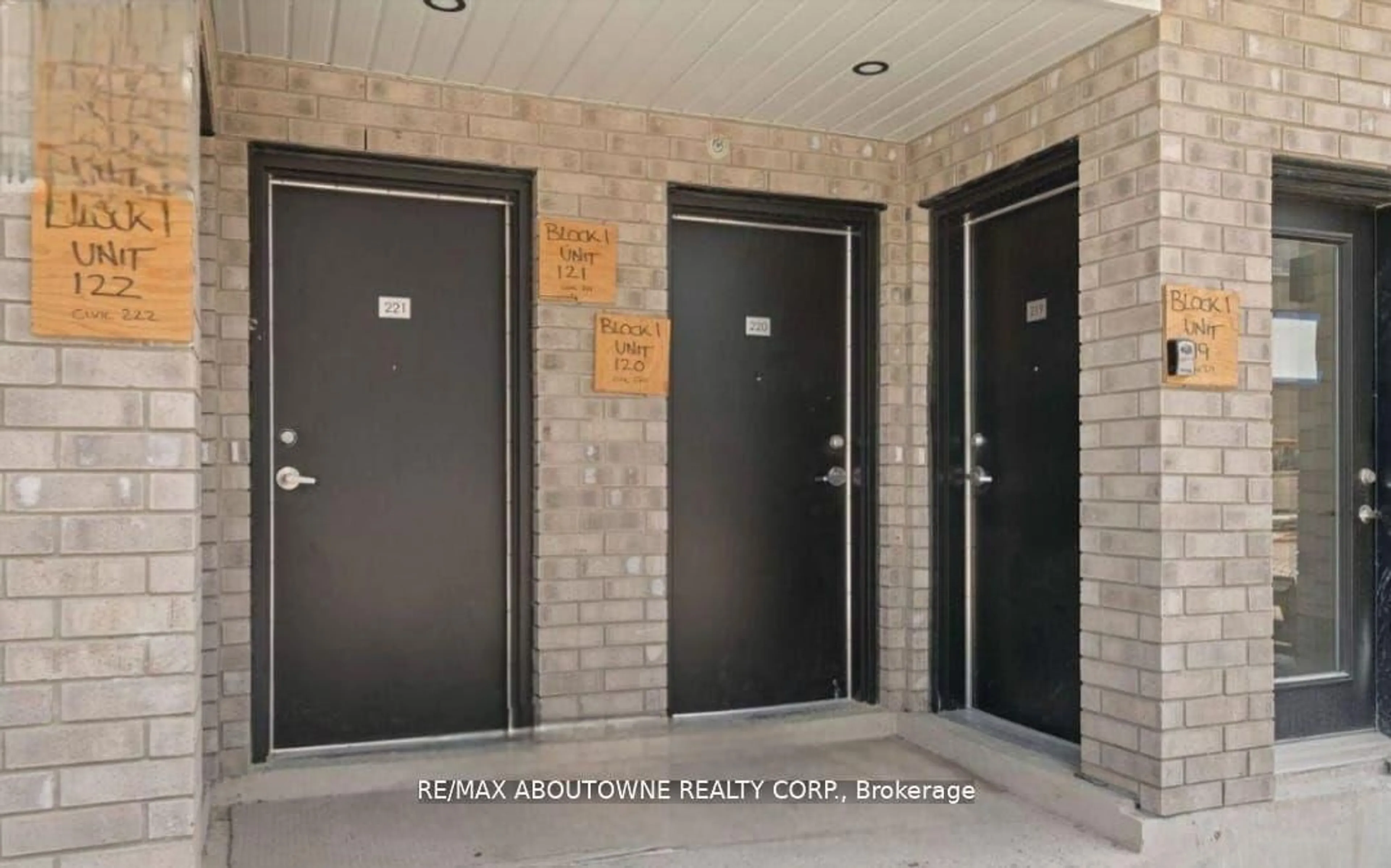 Indoor foyer for 1695 Dersan St #220, Pickering Ontario L1V 2P8