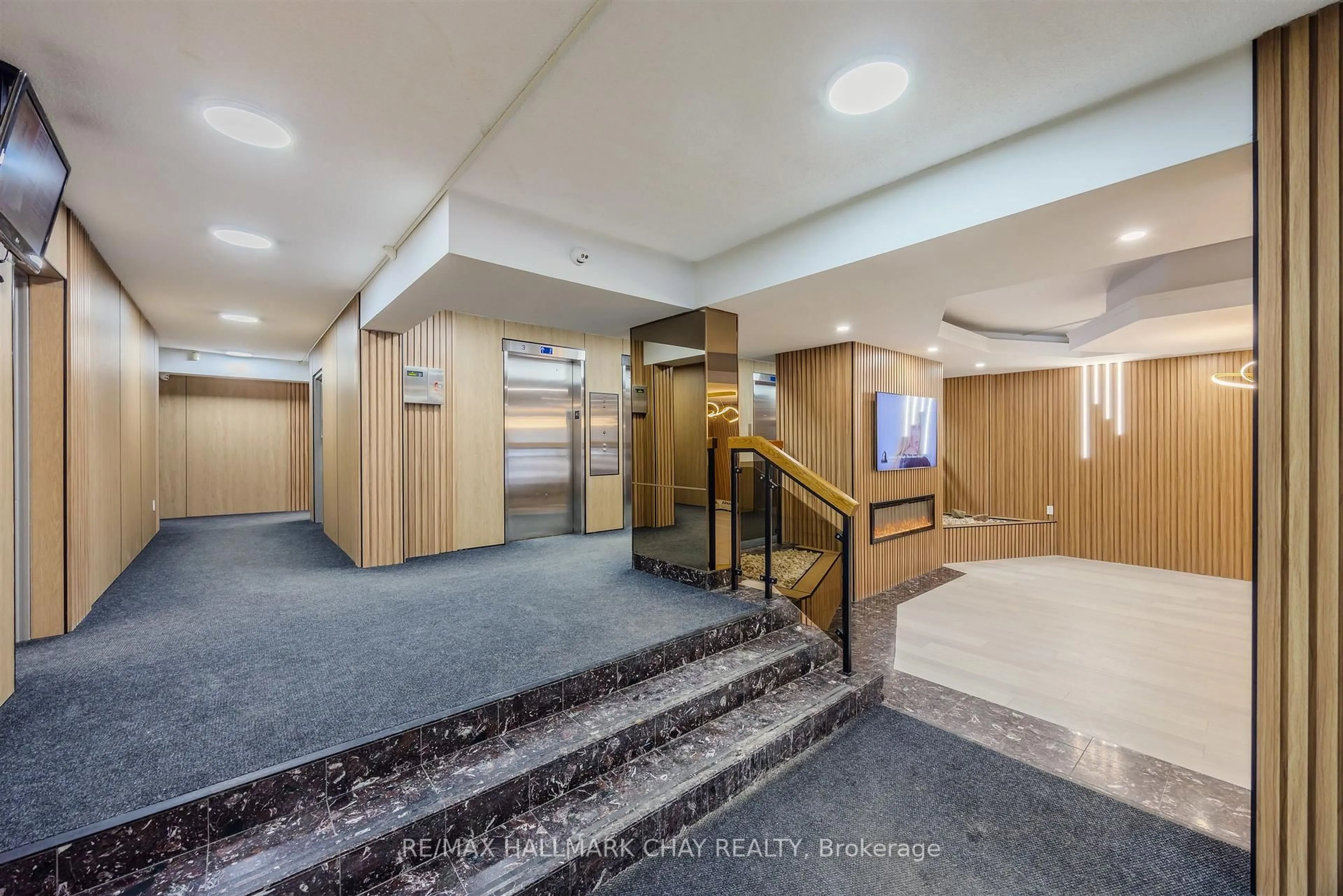 Indoor foyer for 1210 Radom St #208, Pickering Ontario L1W 2Z3