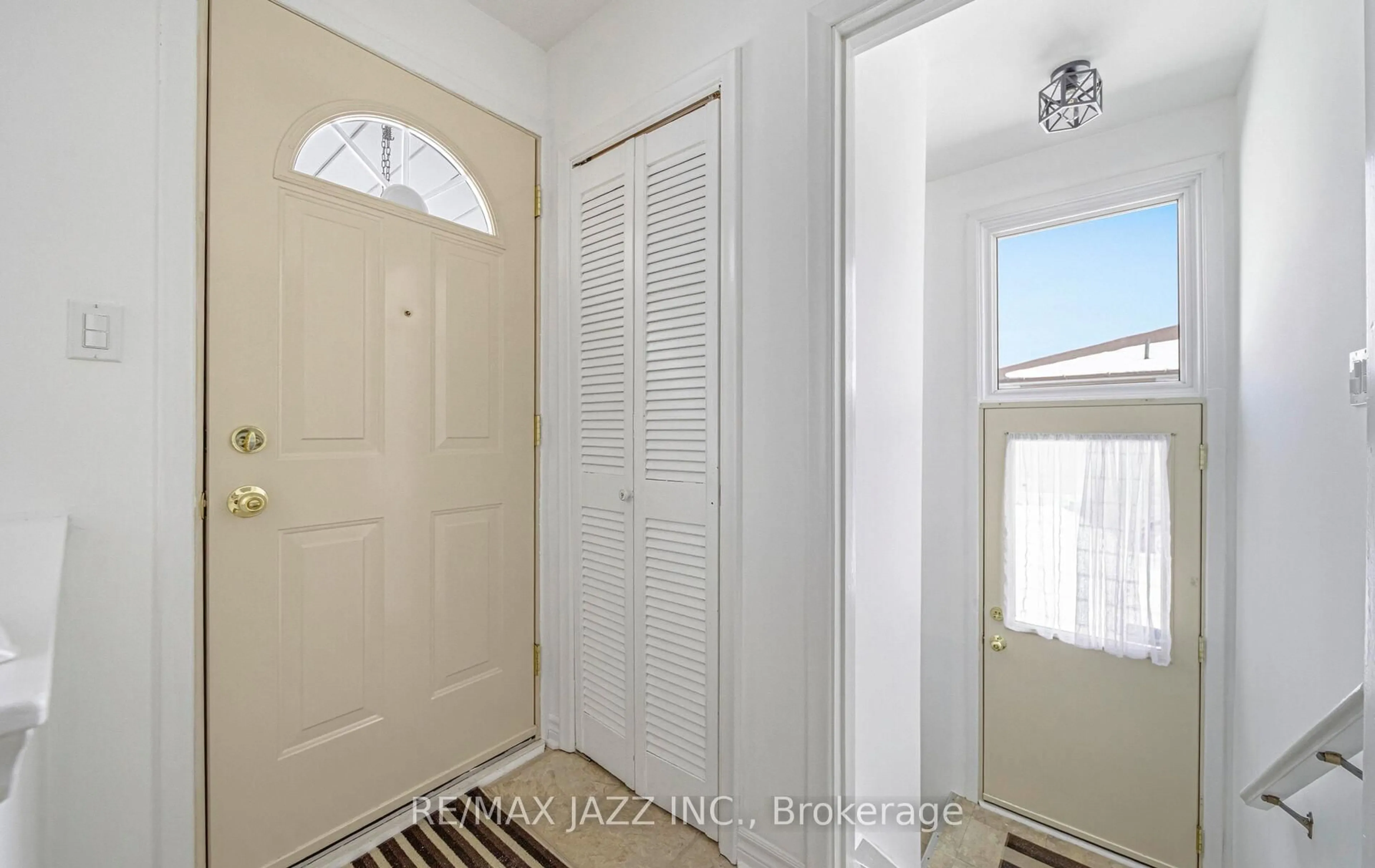 Indoor entryway for 1367 Garvolin Ave, Pickering Ontario L1W 1J5