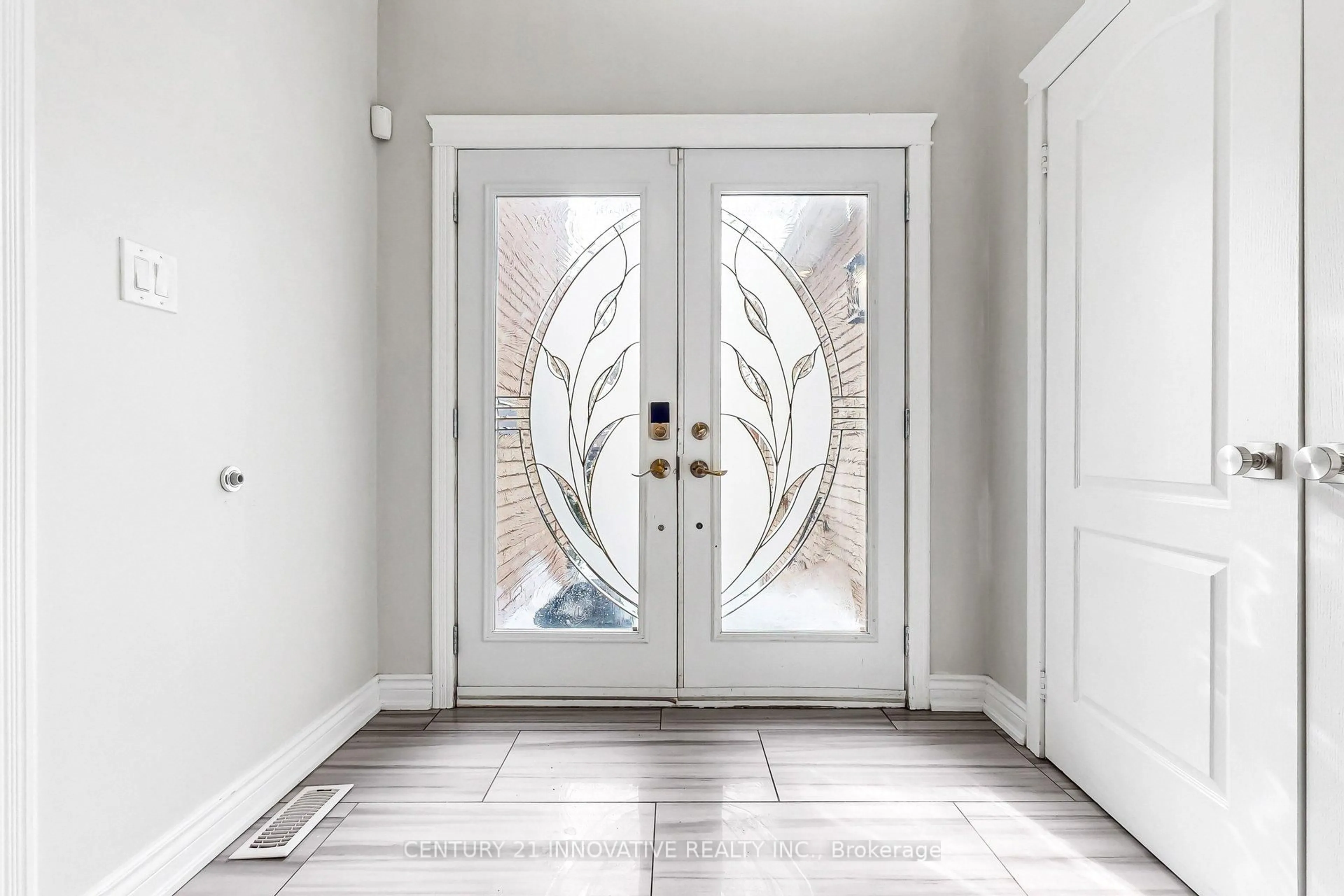 Indoor entryway for 26 Wigston Crt, Whitby Ontario L1R 2B9