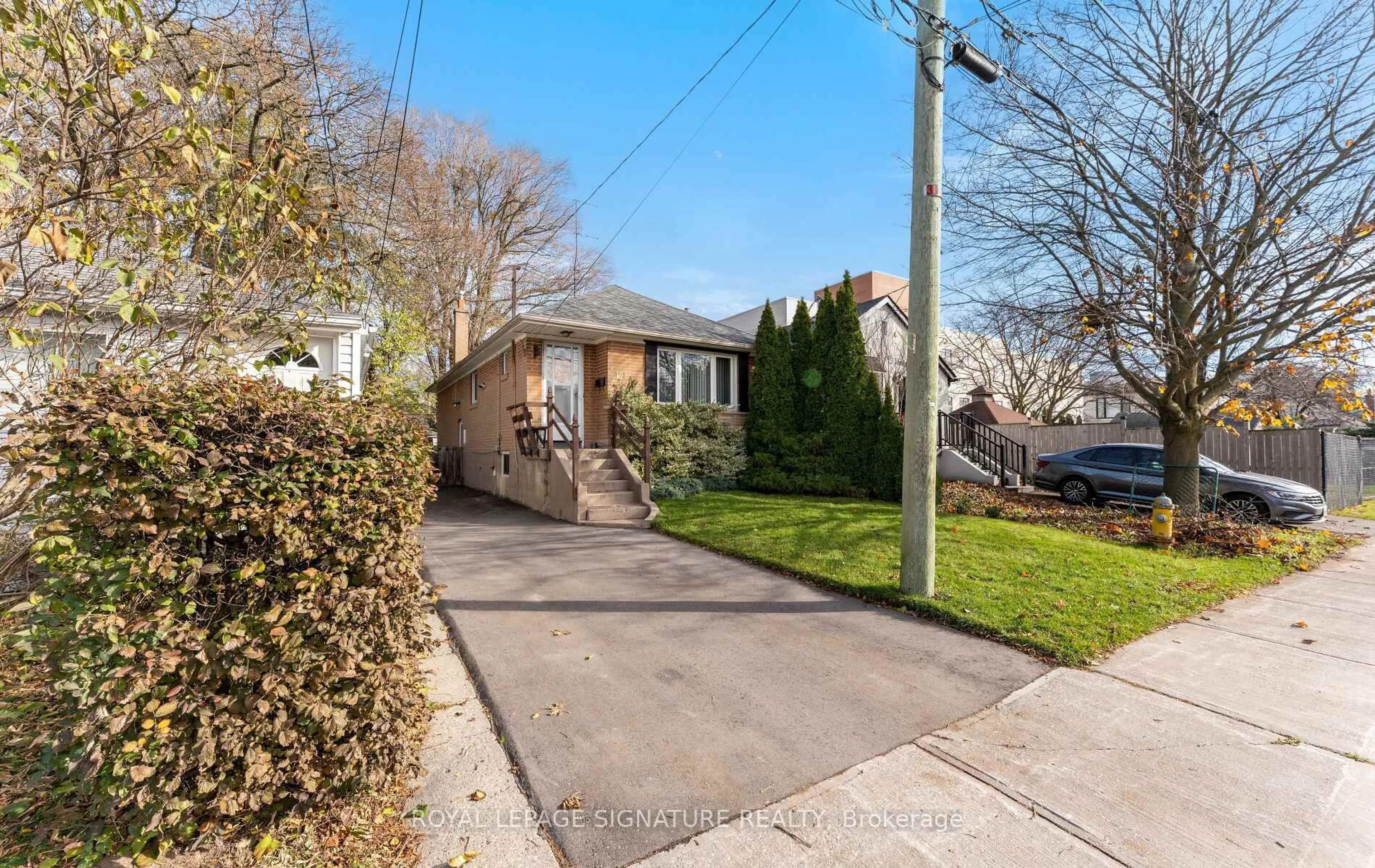 A pic from outside/outdoor area/front of a property/back of a property/a pic from drone, street for 17 Vanbrugh Ave, Toronto Ontario M1N 3S8