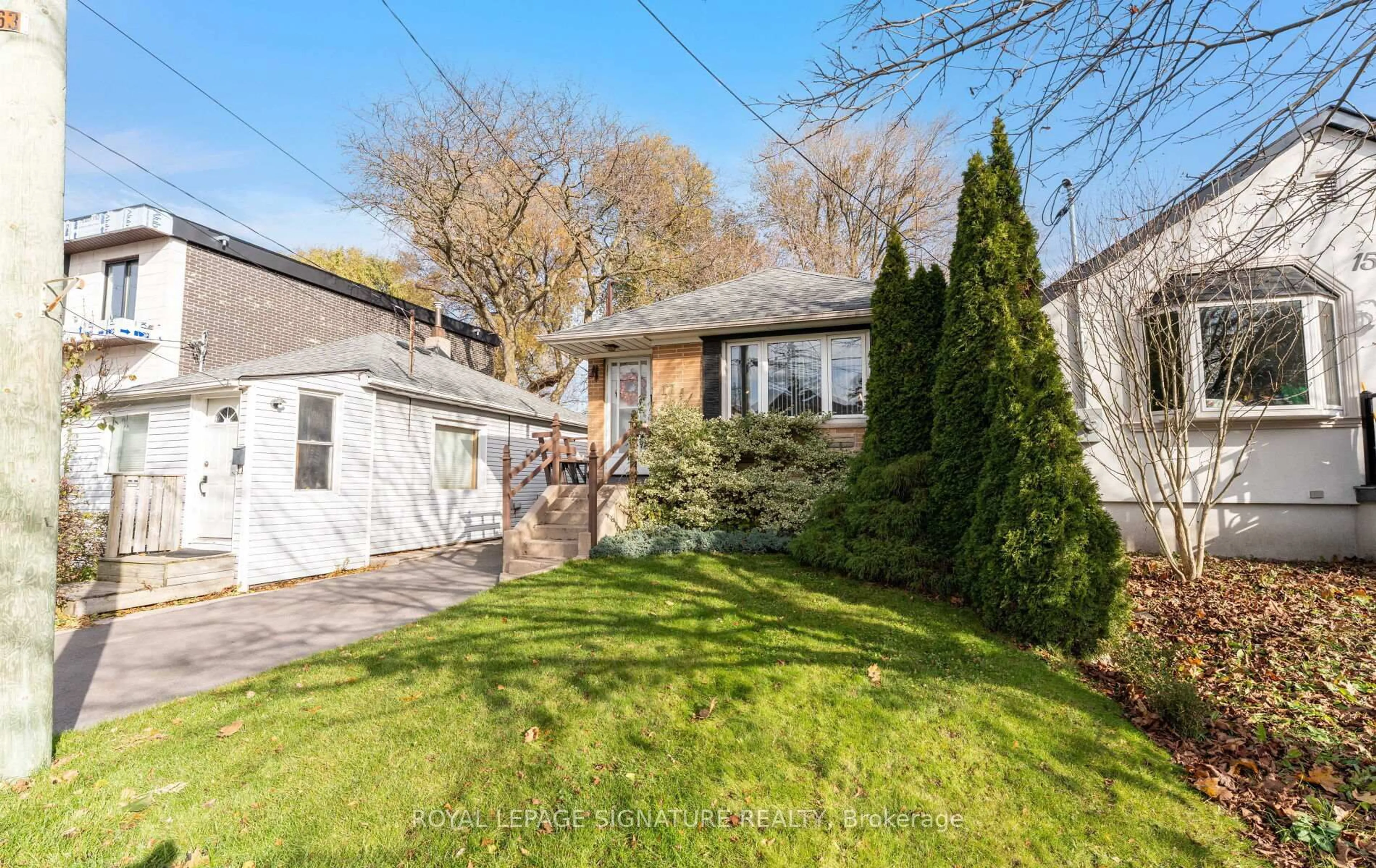 A pic from outside/outdoor area/front of a property/back of a property/a pic from drone, street for 17 Vanbrugh Ave, Toronto Ontario M1N 3S8