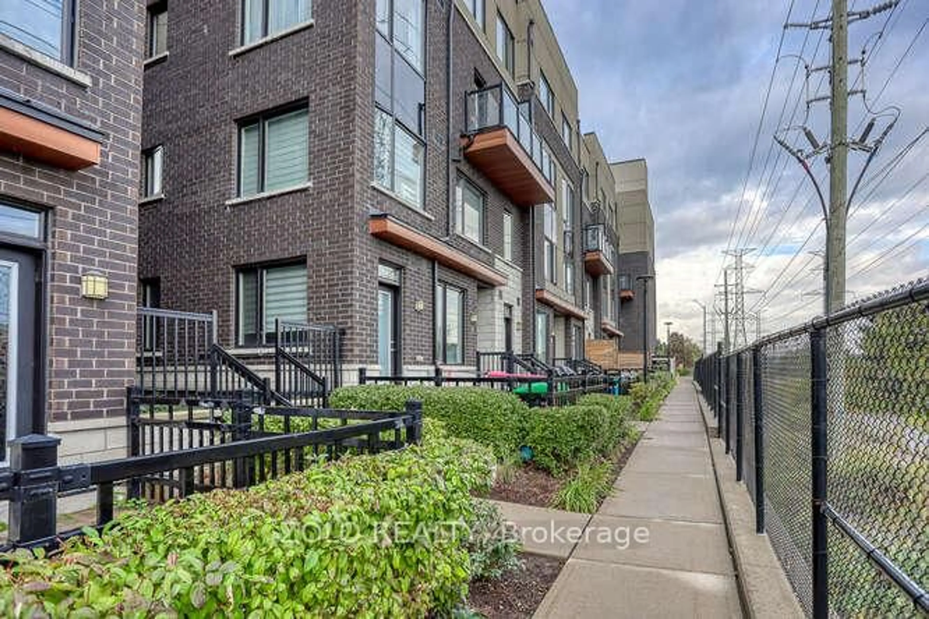 Patio, street for 1555 Kingston Rd #218, Pickering Ontario L1V 0E9