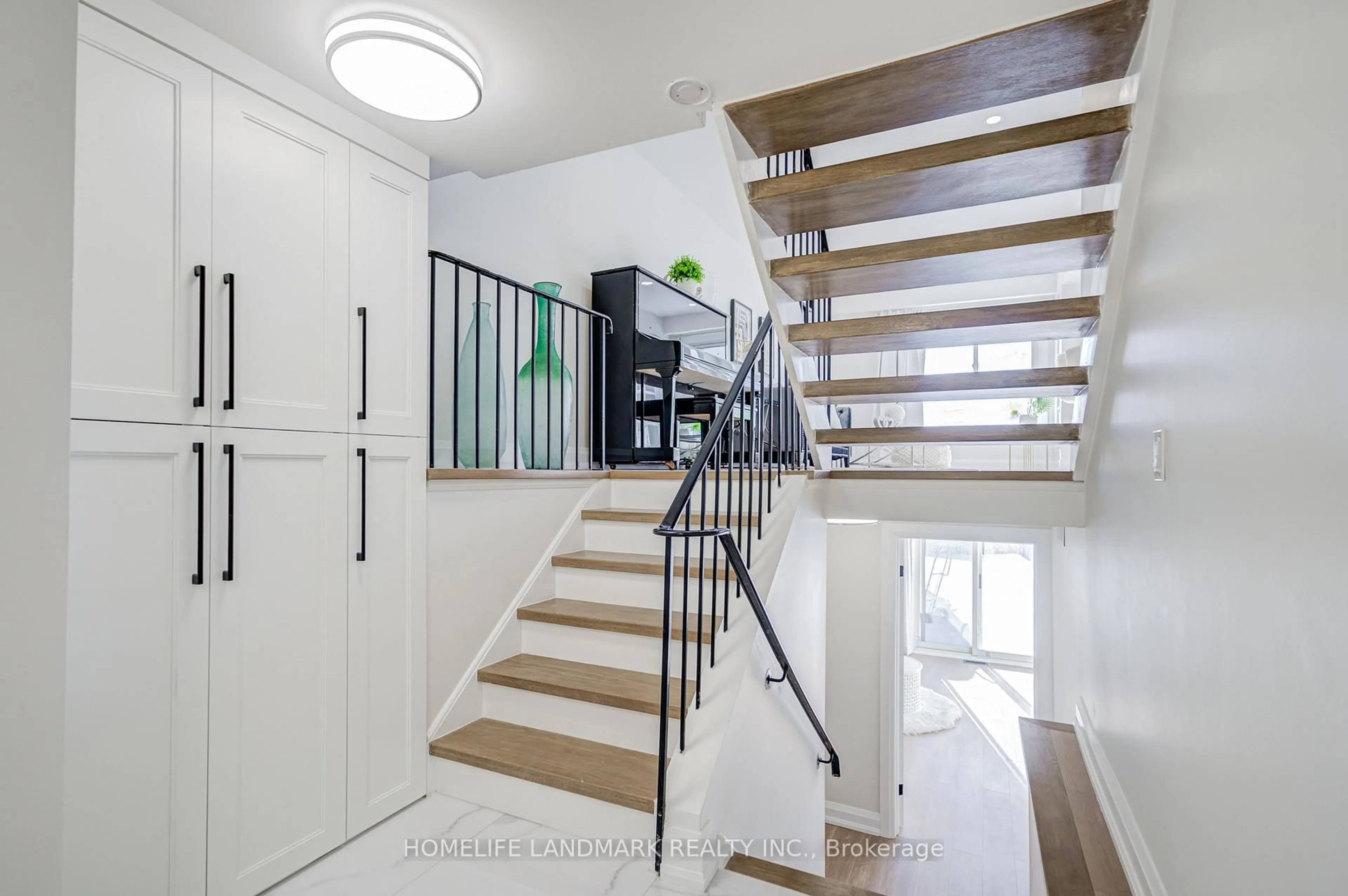 Indoor entryway for 164 Bellefontaine St, Toronto Ontario M1S 4E6