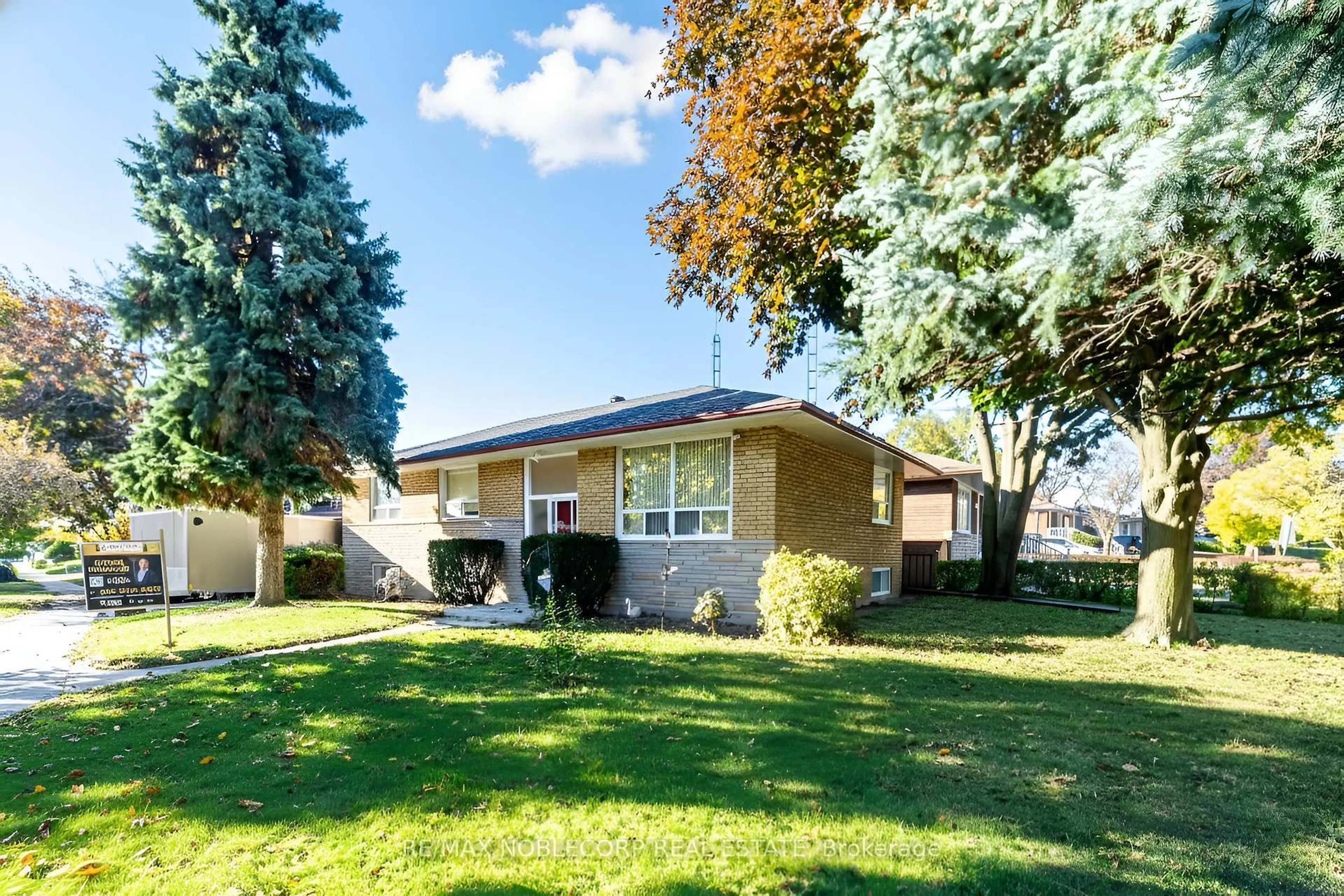Home with vinyl exterior material, street for 16 Fortune Gate, Toronto Ontario M1G 1X8