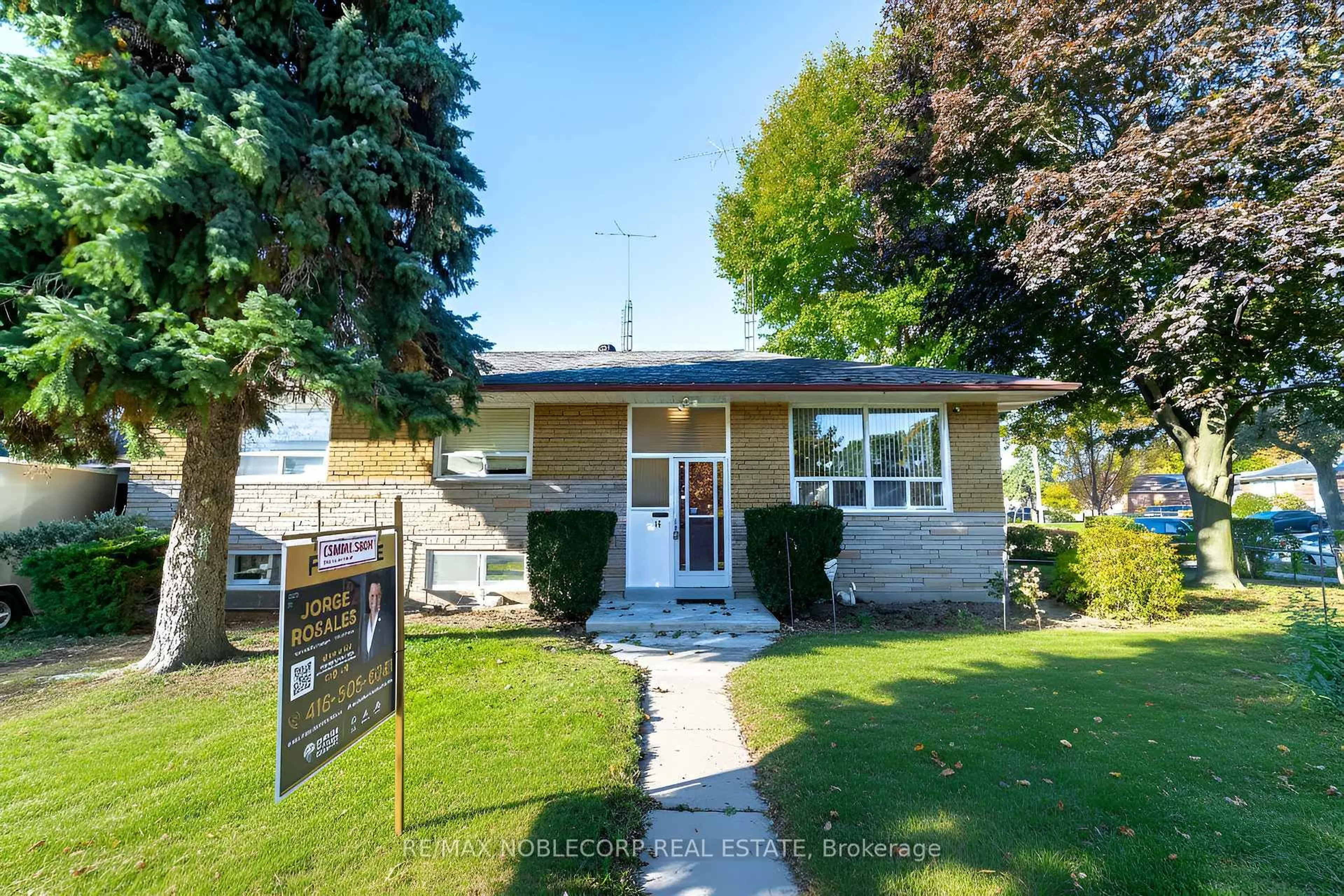 Home with vinyl exterior material, street for 16 Fortune Gate, Toronto Ontario M1G 1X8