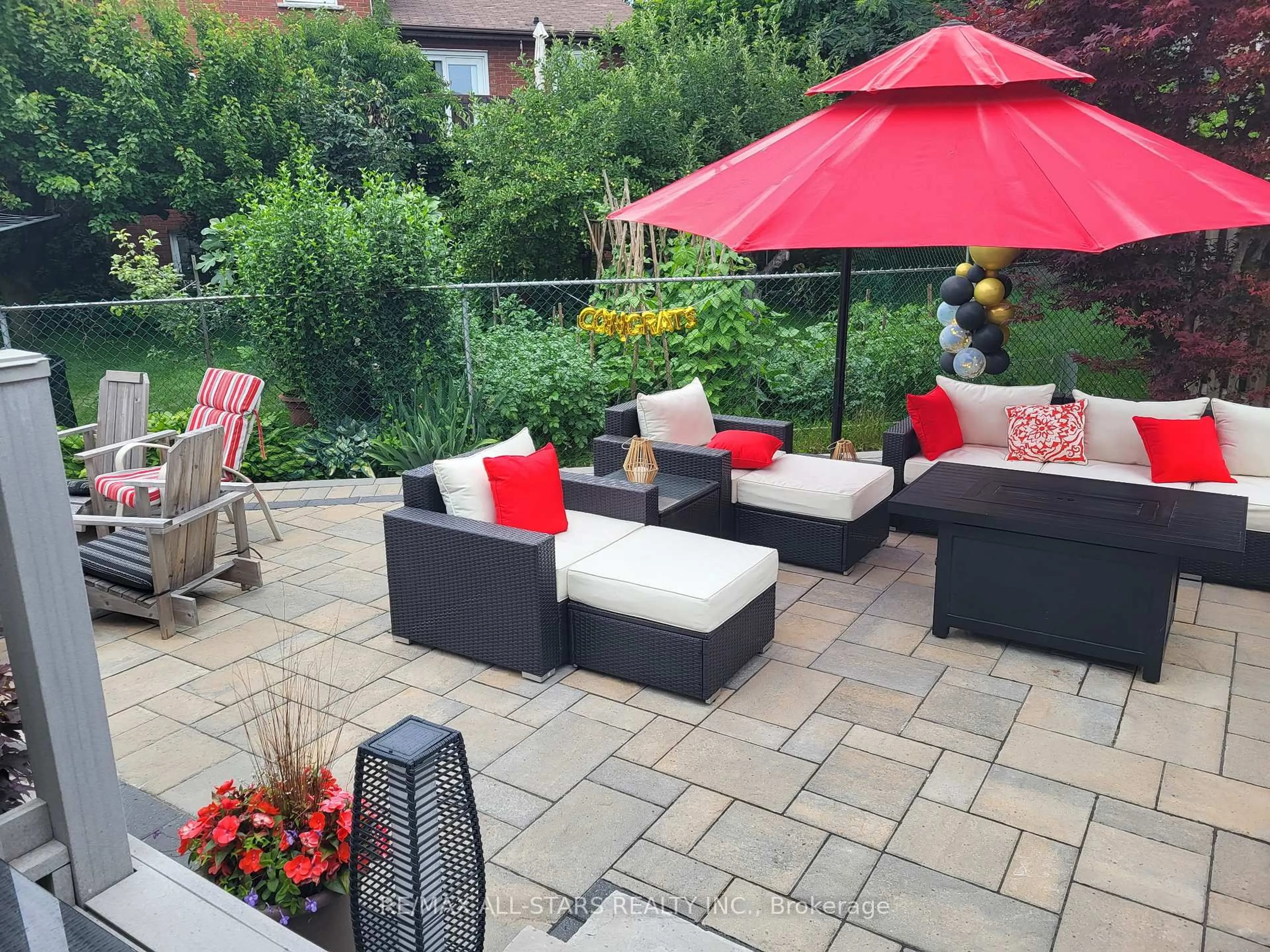 Patio, street for 102 Dawnhill Ave, Oshawa Ontario L1J 8G4