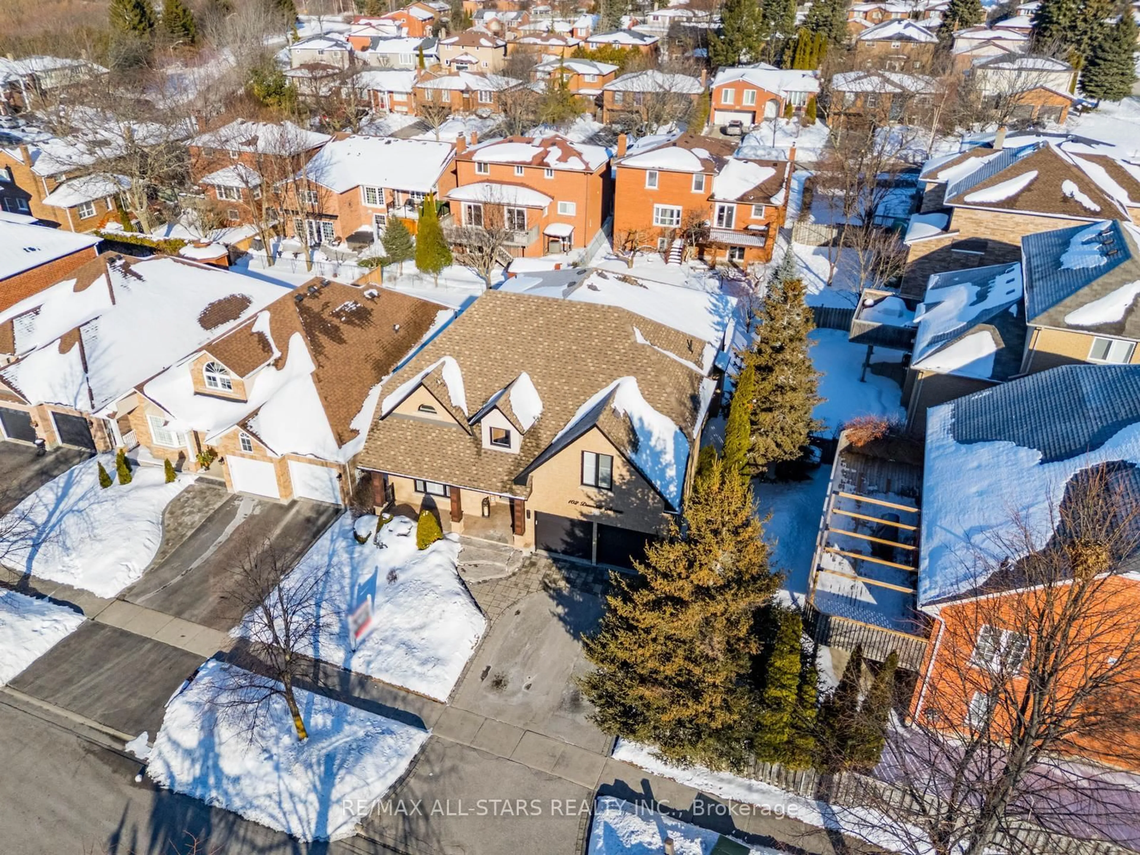 A pic from outside/outdoor area/front of a property/back of a property/a pic from drone, city buildings view from balcony for 102 Dawnhill Ave, Oshawa Ontario L1J 8G4
