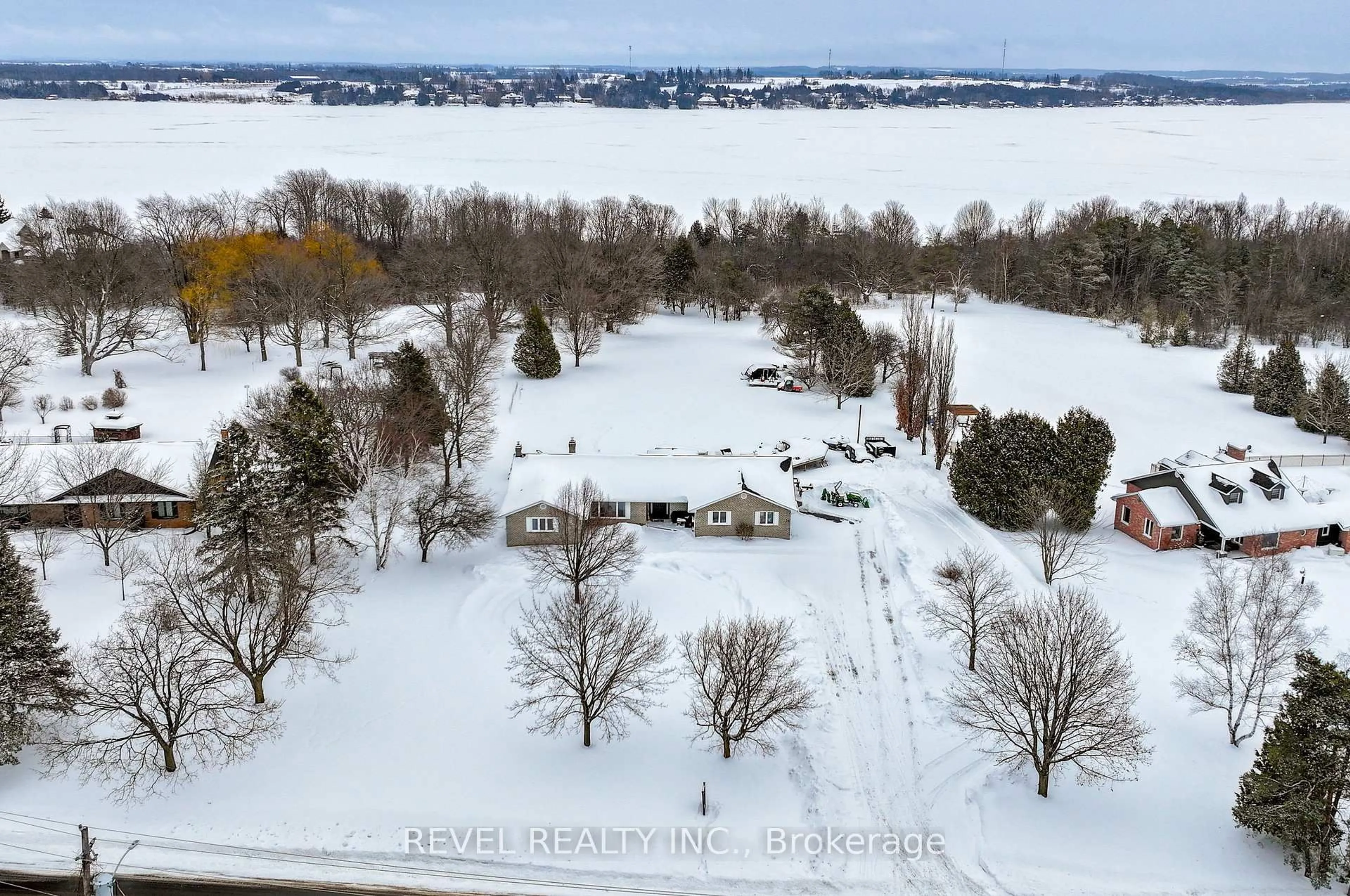 A pic from outside/outdoor area/front of a property/back of a property/a pic from drone, unknown for 30 Castle Harbour Dr, Scugog Ontario L9L 1P5