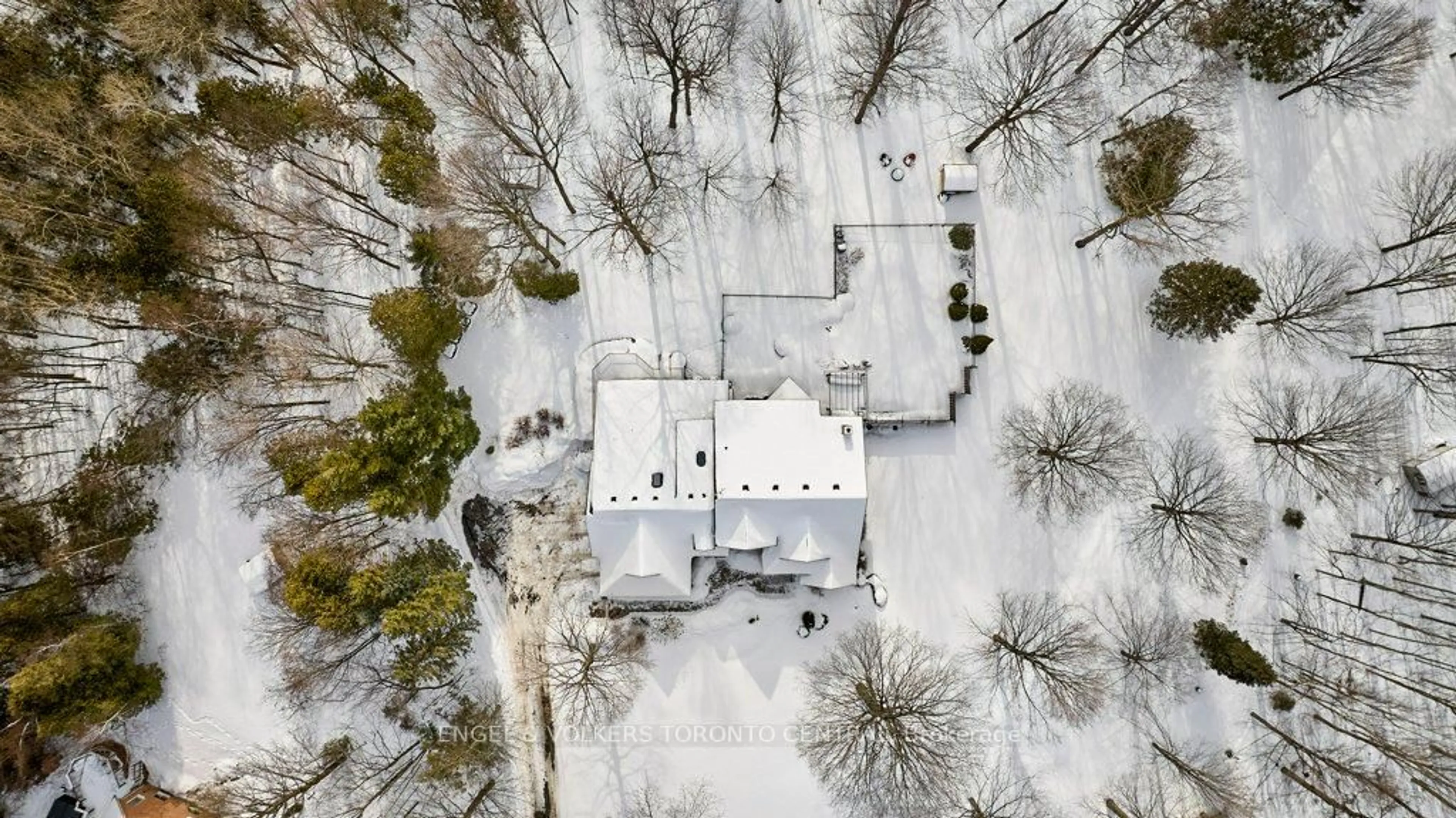 A pic from outside/outdoor area/front of a property/back of a property/a pic from drone, street for 27 Timberlane Crt, Clarington Ontario L1E 2H1