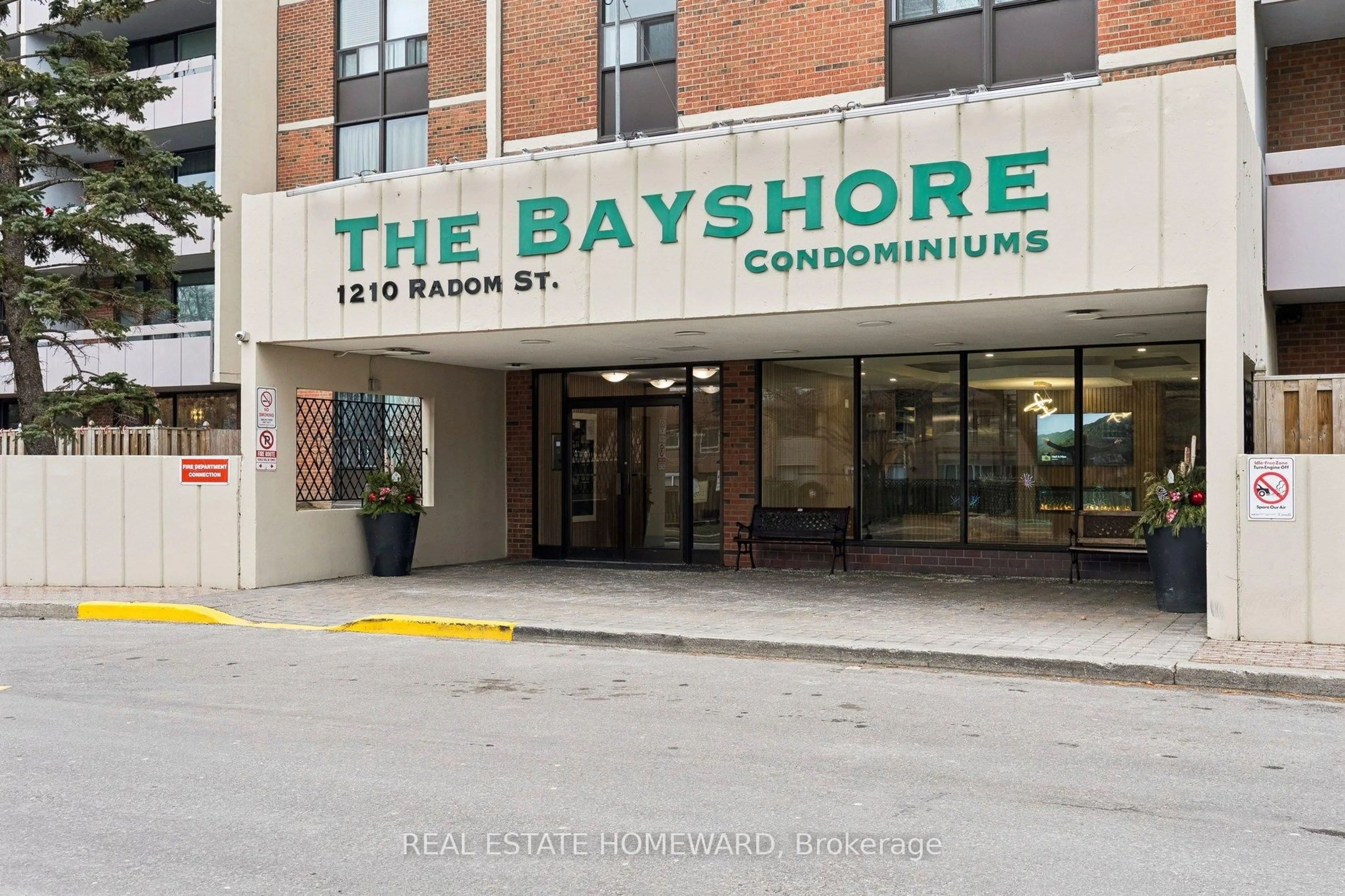 Indoor foyer for 1210 Radom St #209, Pickering Ontario L1W 2Z3