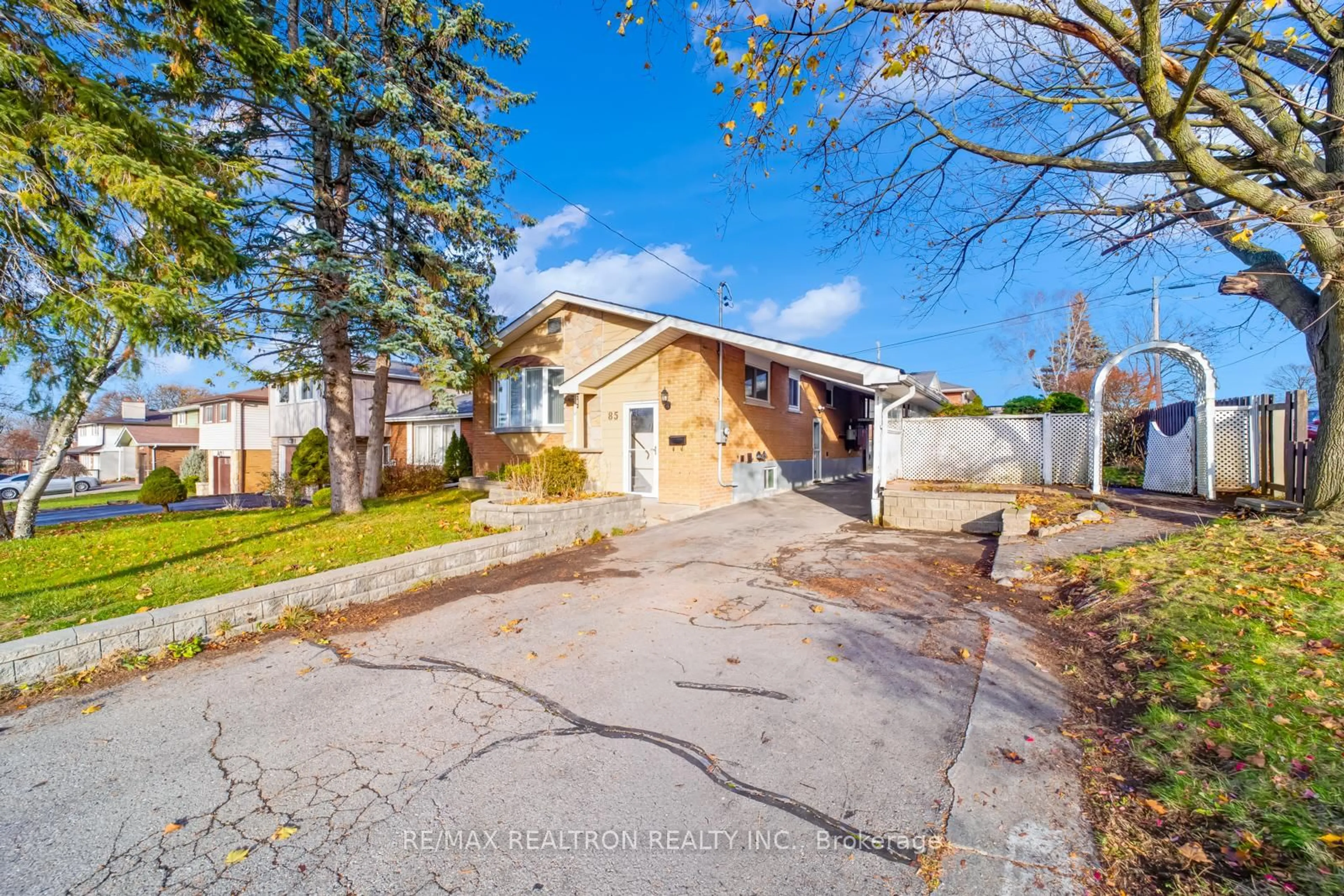 A pic from outside/outdoor area/front of a property/back of a property/a pic from drone, street for 85 Thorncliffe St, Oshawa Ontario L1H 7H1