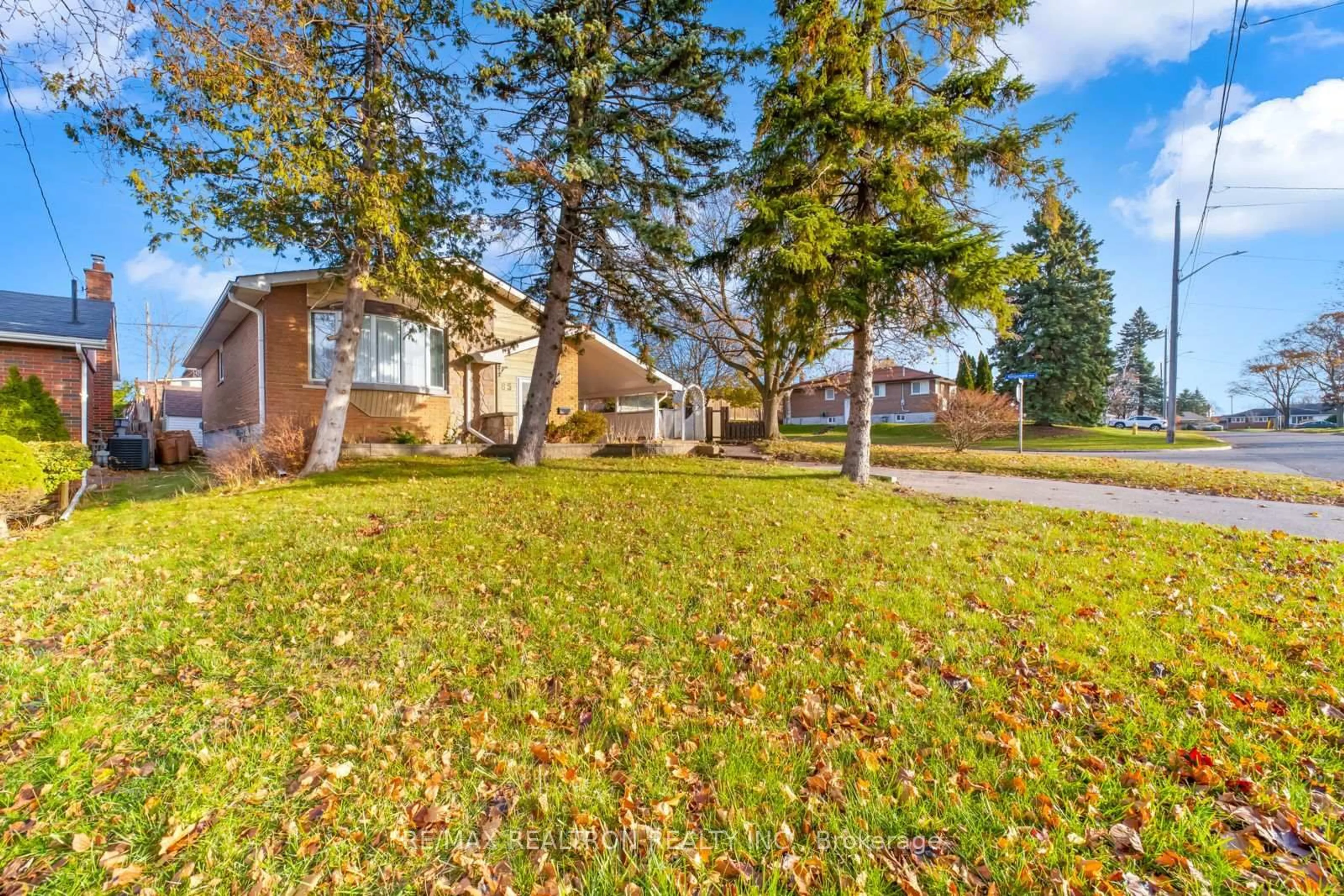 A pic from outside/outdoor area/front of a property/back of a property/a pic from drone, street for 85 Thorncliffe St, Oshawa Ontario L1H 7H1