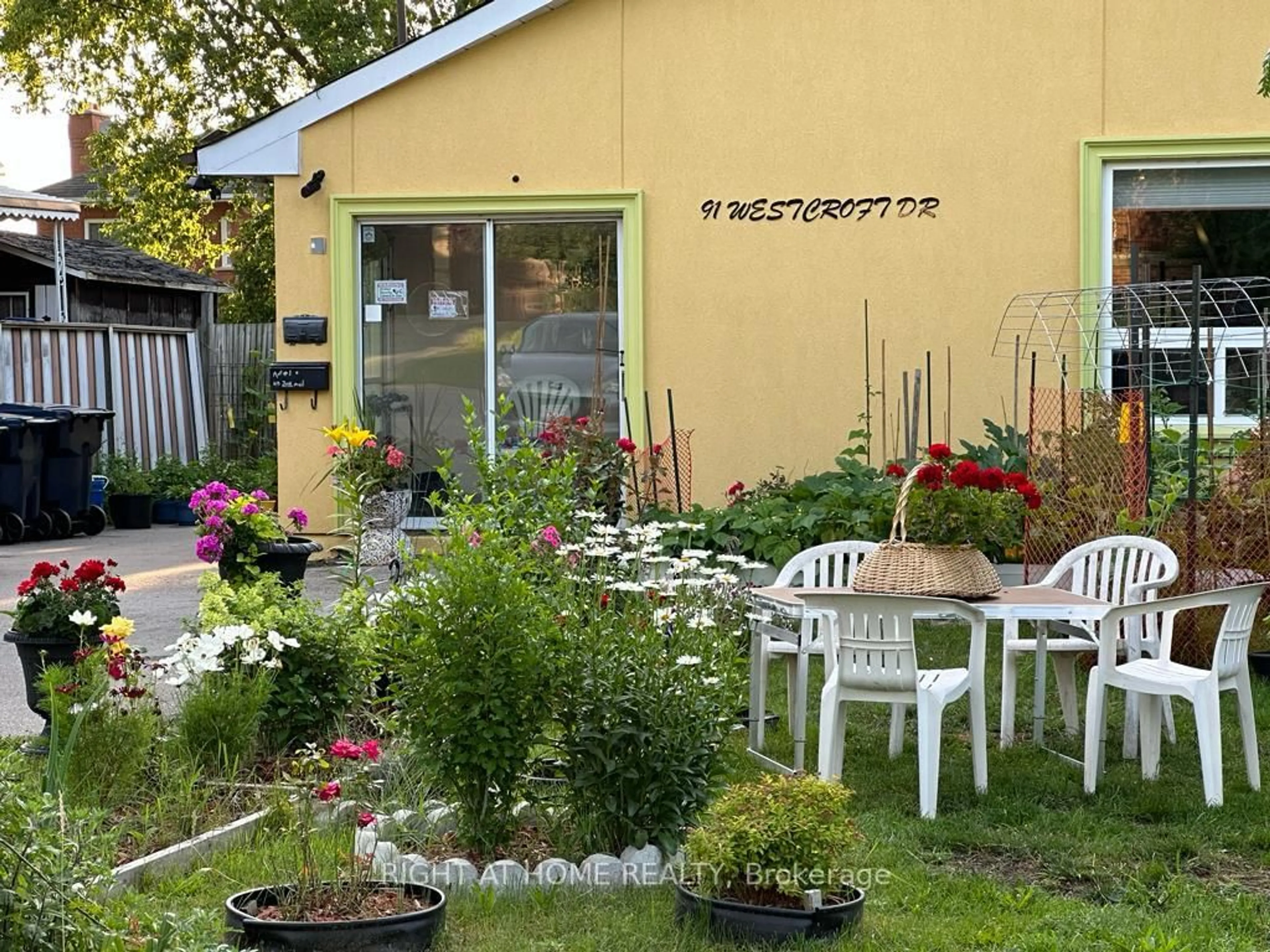 Patio, street for 91 Westcroft Dr, Toronto Ontario M1E 3A4