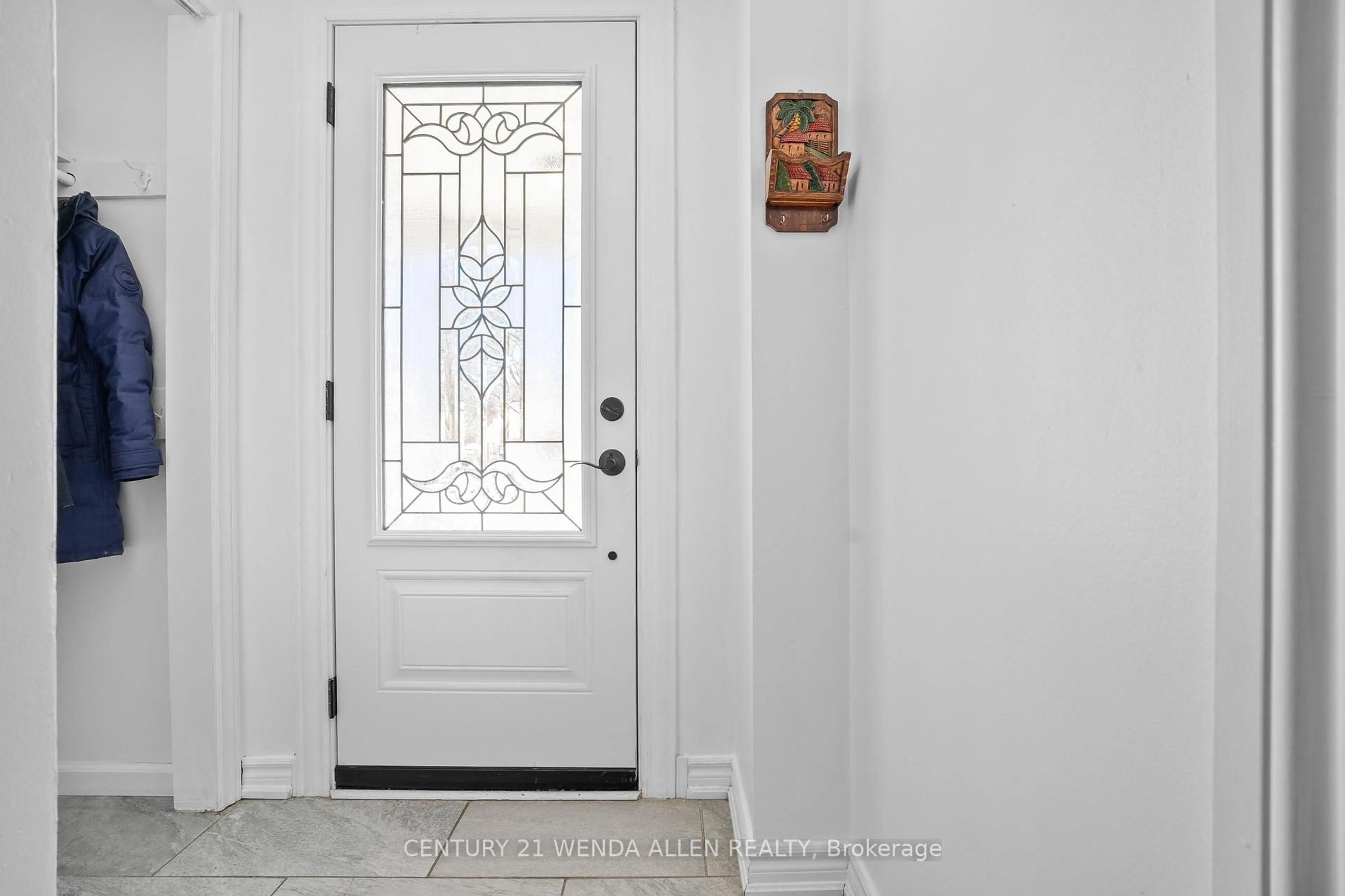 Indoor entryway for 403 Fleetwood Dr, Oshawa Ontario L1K 1C2
