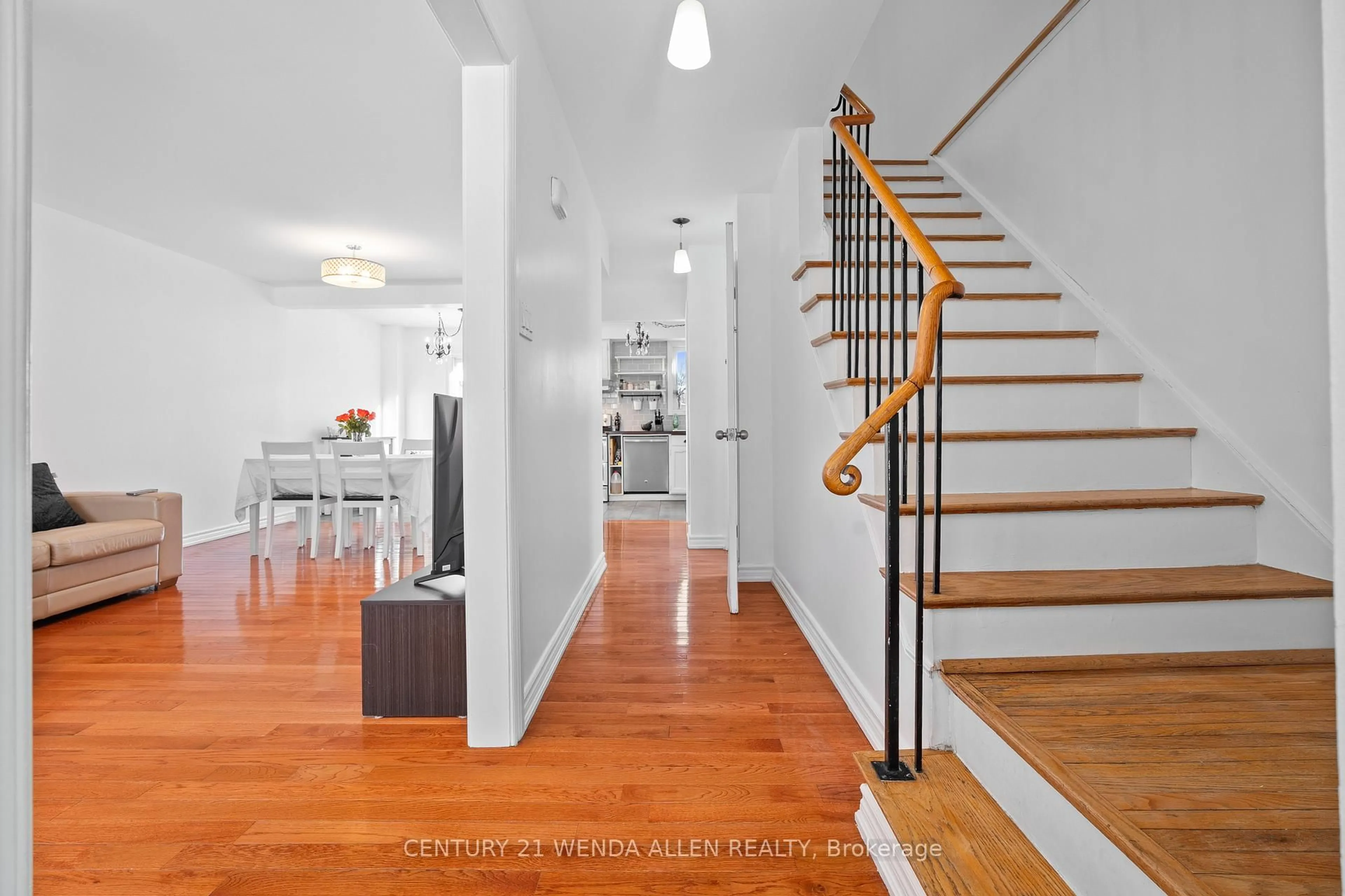 Indoor foyer for 403 Fleetwood Dr, Oshawa Ontario L1K 1C2