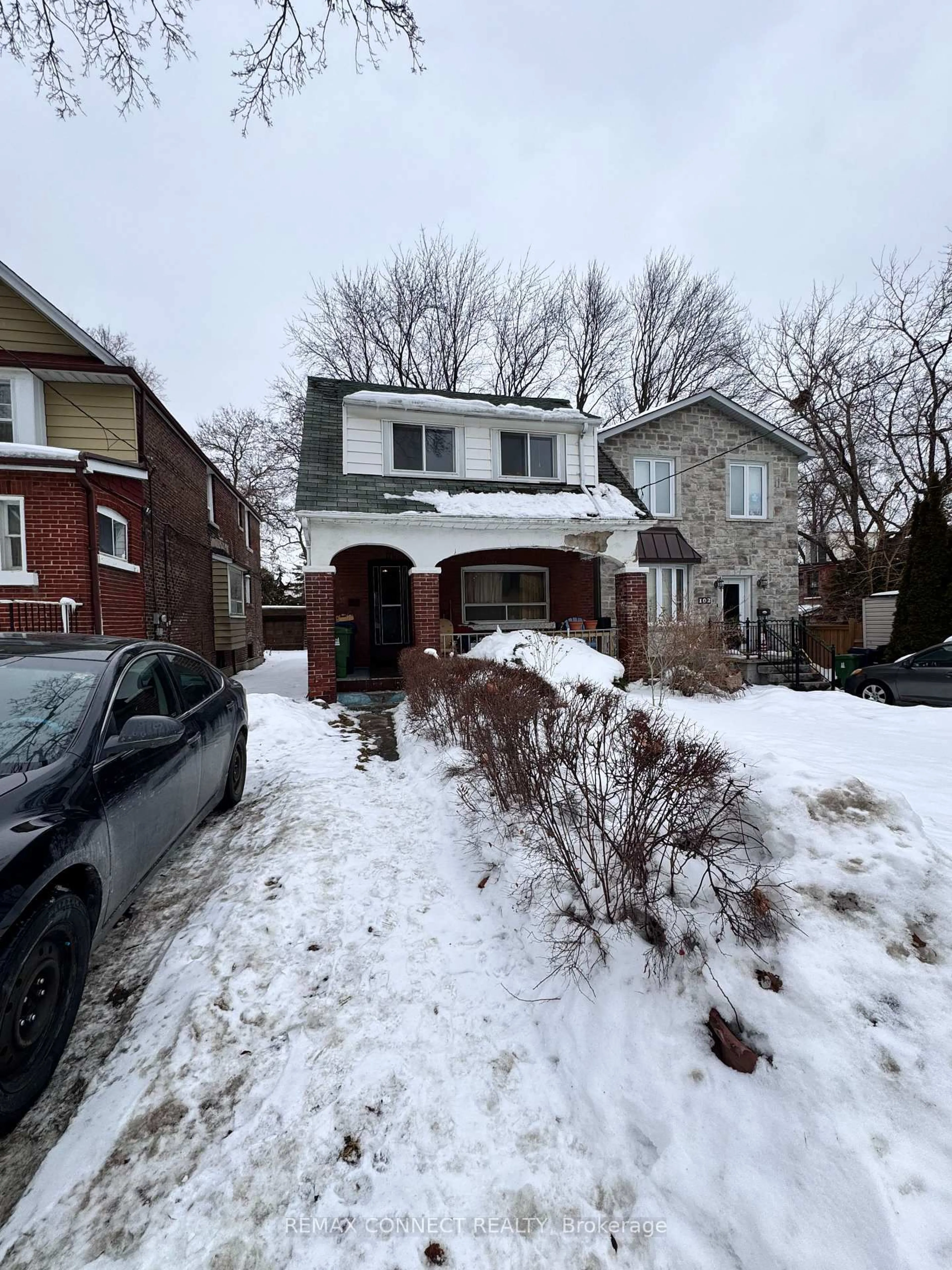 A pic from outside/outdoor area/front of a property/back of a property/a pic from drone, street for 100 Dunkirk Rd, Toronto Ontario M4C 2M6